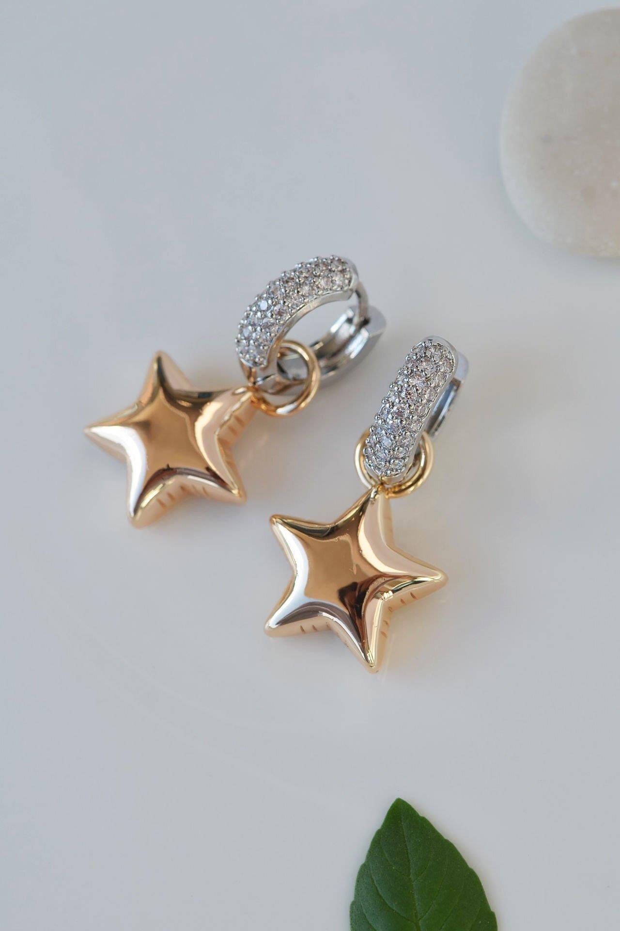 İki Renkli Bombeli Yıldız Charmlı Zirkon Küpe Yıldızlı Küpe