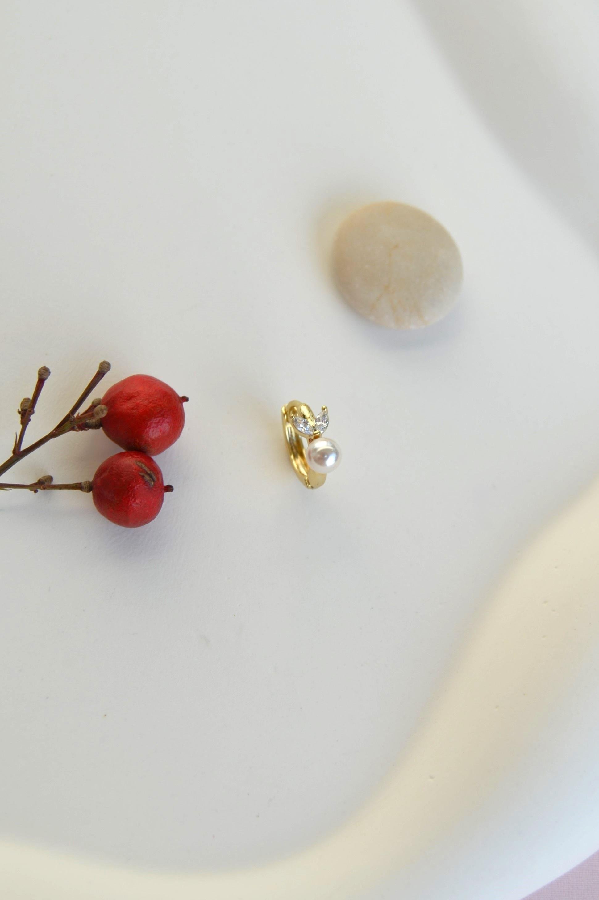 İncili Halka Piercing Forward Helix Kıkırdak Lob Helix Yaprak Taşlı İncili Piercing Küpe
