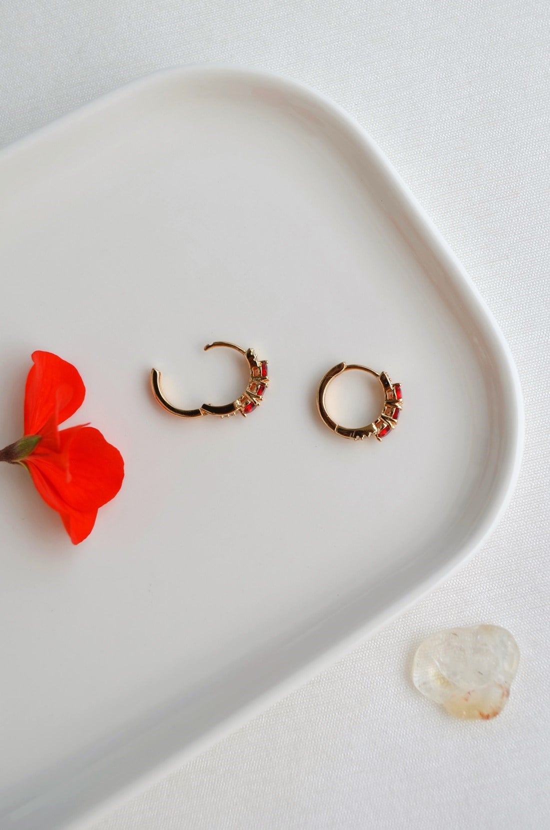 Kırmızı Zirkon Taşlı Halka Küpe Xuping Rose Gold Renk Uzun Ömürlü Küpe