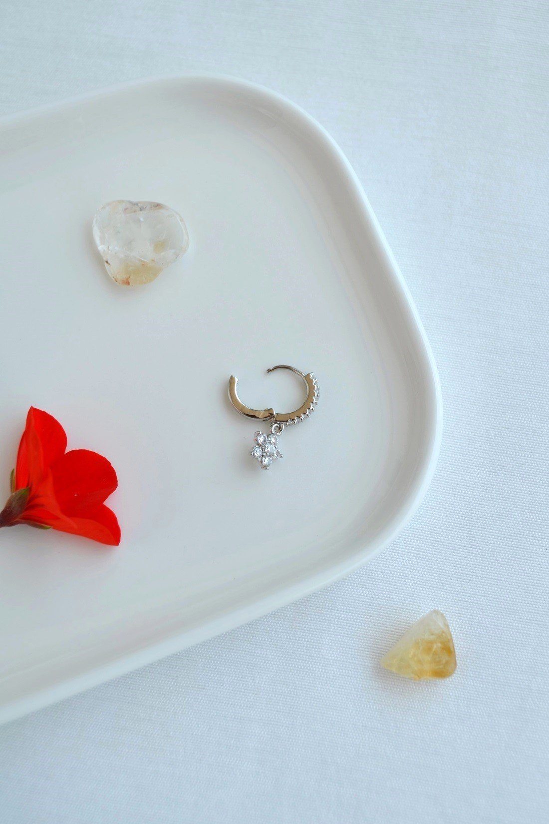 Mini Çiçek Sallantılı Taşlı Halka Piercing Küpe Gümüş RenkTek Adet