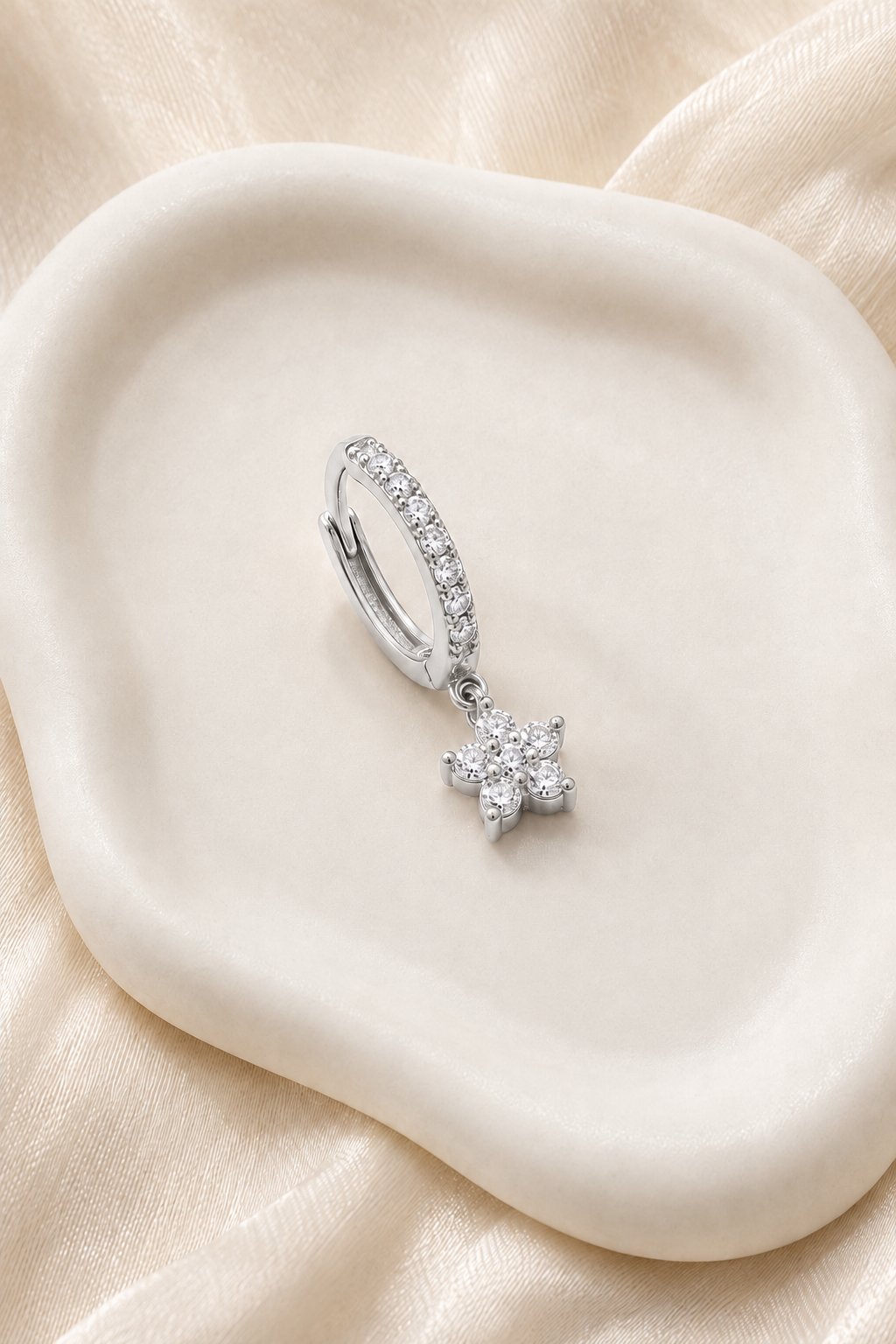 Mini Çiçek Sallantılı Taşlı Halka Piercing Küpe Gümüş RenkTek Adet