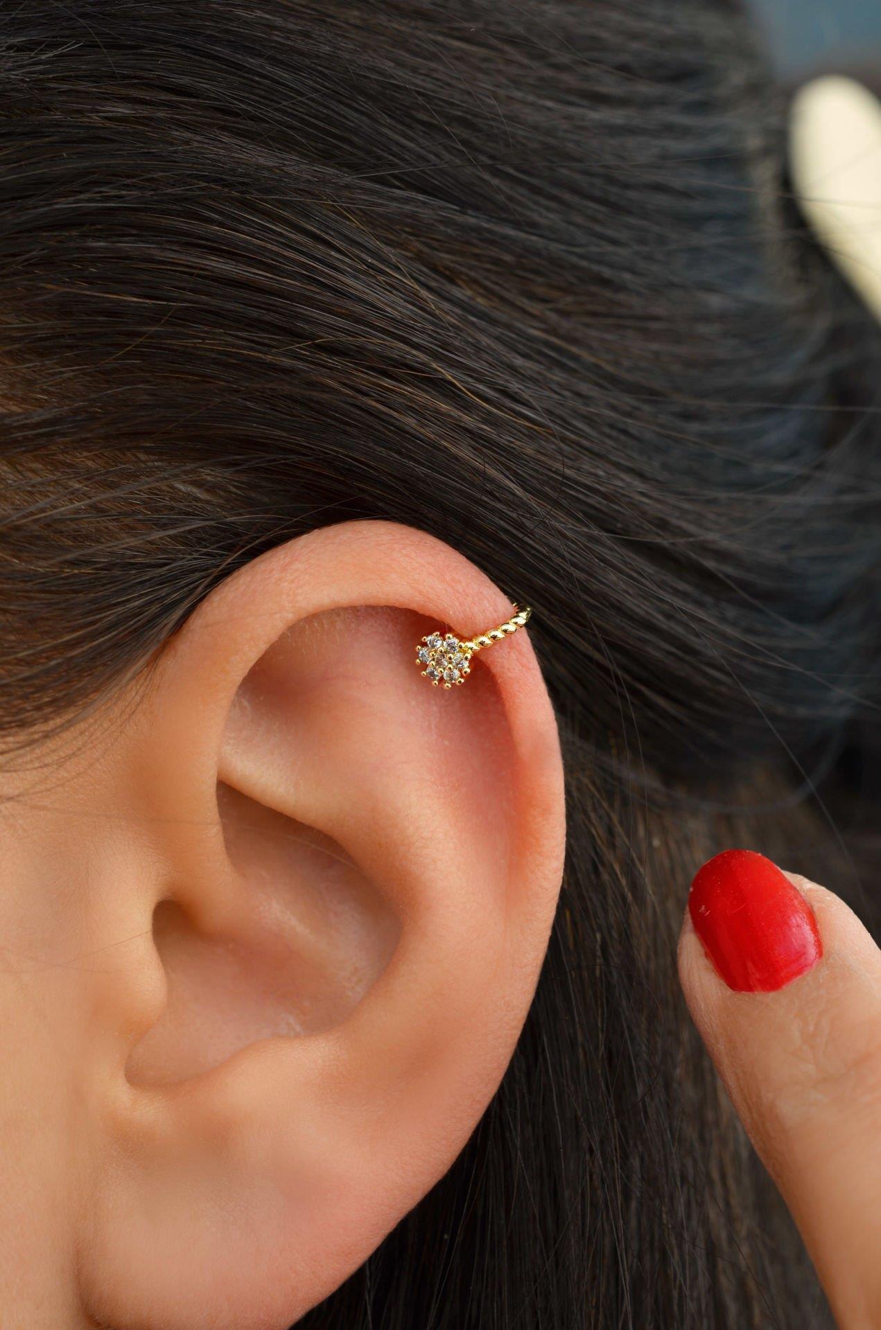 Mini Papatya Sıkıştırmalı Hızma Gold Mini Papatya Sıkıştırmalı Kıkırdak Küpesi