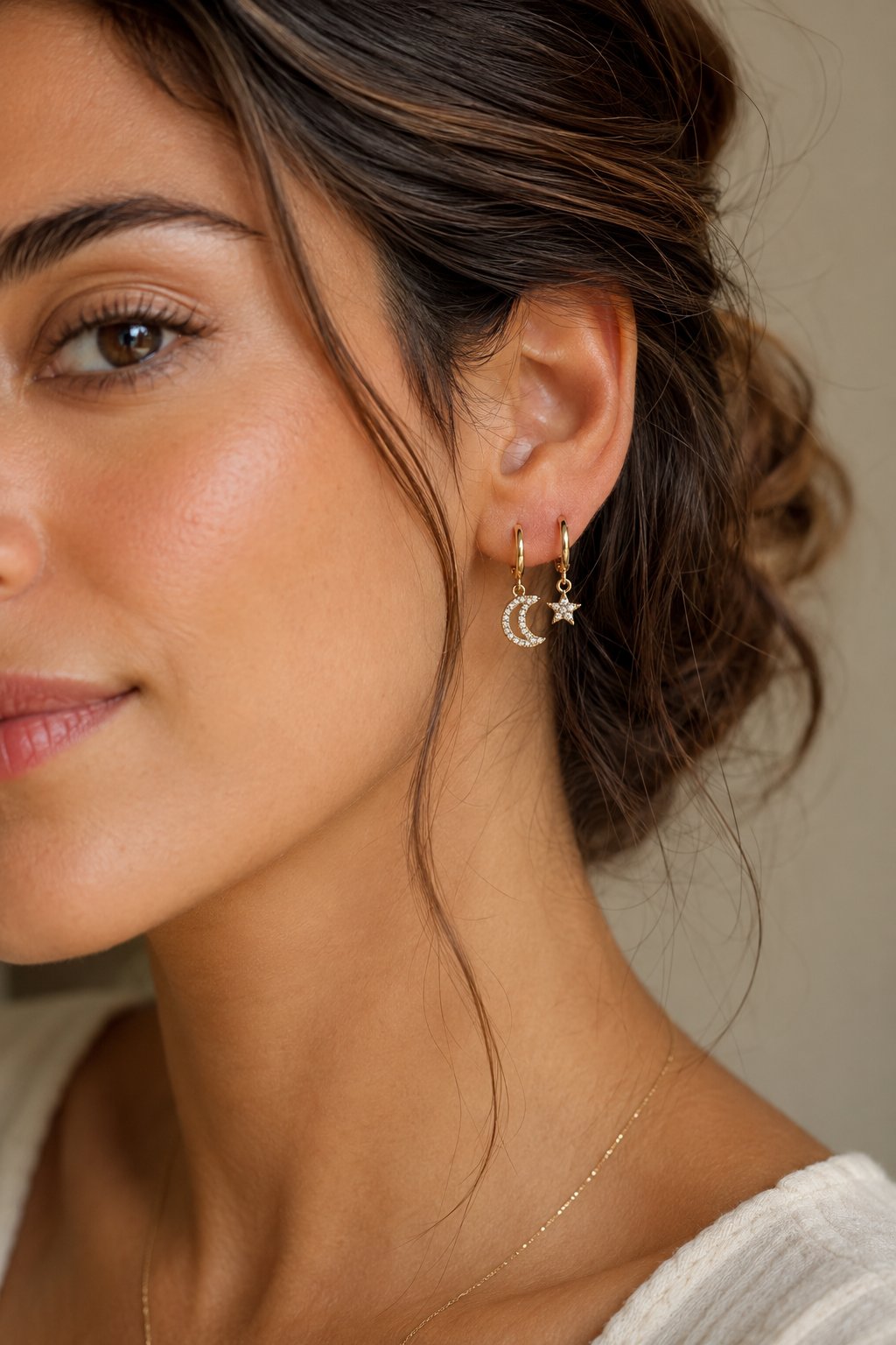 Minimal Ay Yıldız Charm Küpe – Zirkon Taşlı Asimetrik Halka Küpe (9 mm)