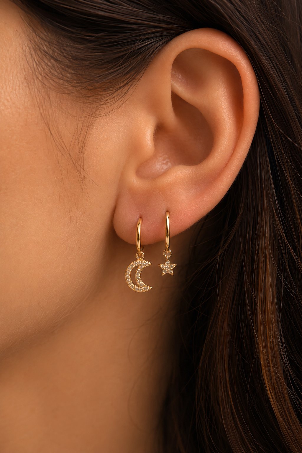Minimal Ay Yıldız Charm Küpe – Zirkon Taşlı Asimetrik Halka Küpe (9 mm)