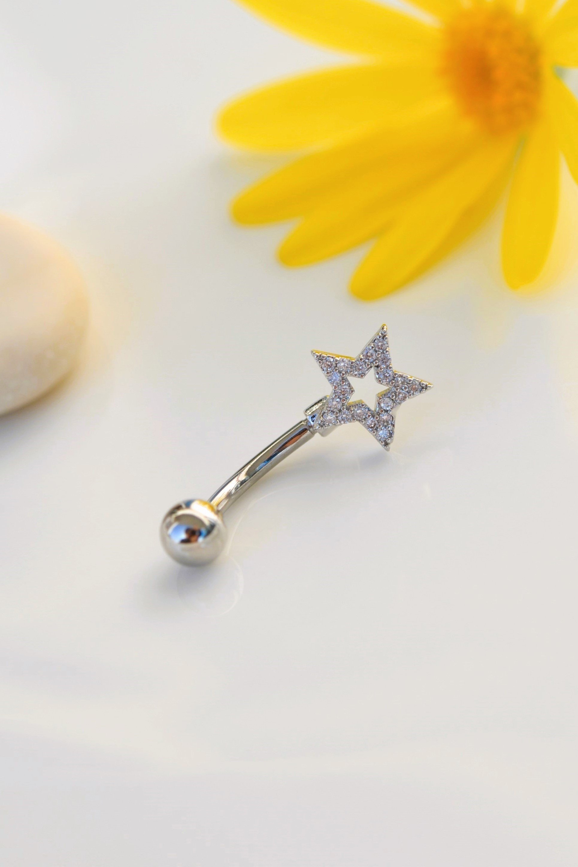 Minimal Yıldız Zirkon Taşlı Göbek Piercingi