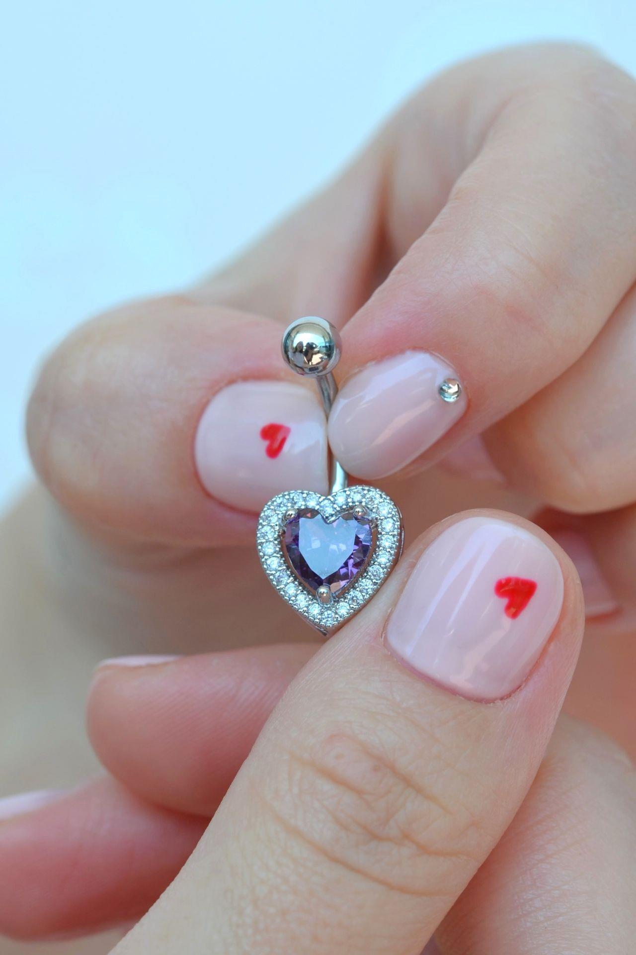 Mor Kalpli Göbek Piercingi