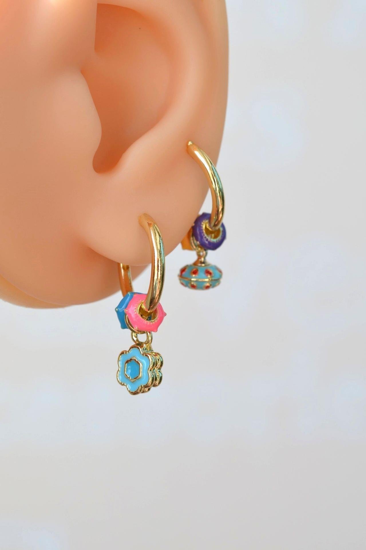 Renkli  Çiçek Charmlı Çelik Küpe Renkli Sallantılı Küpe Gold Renk