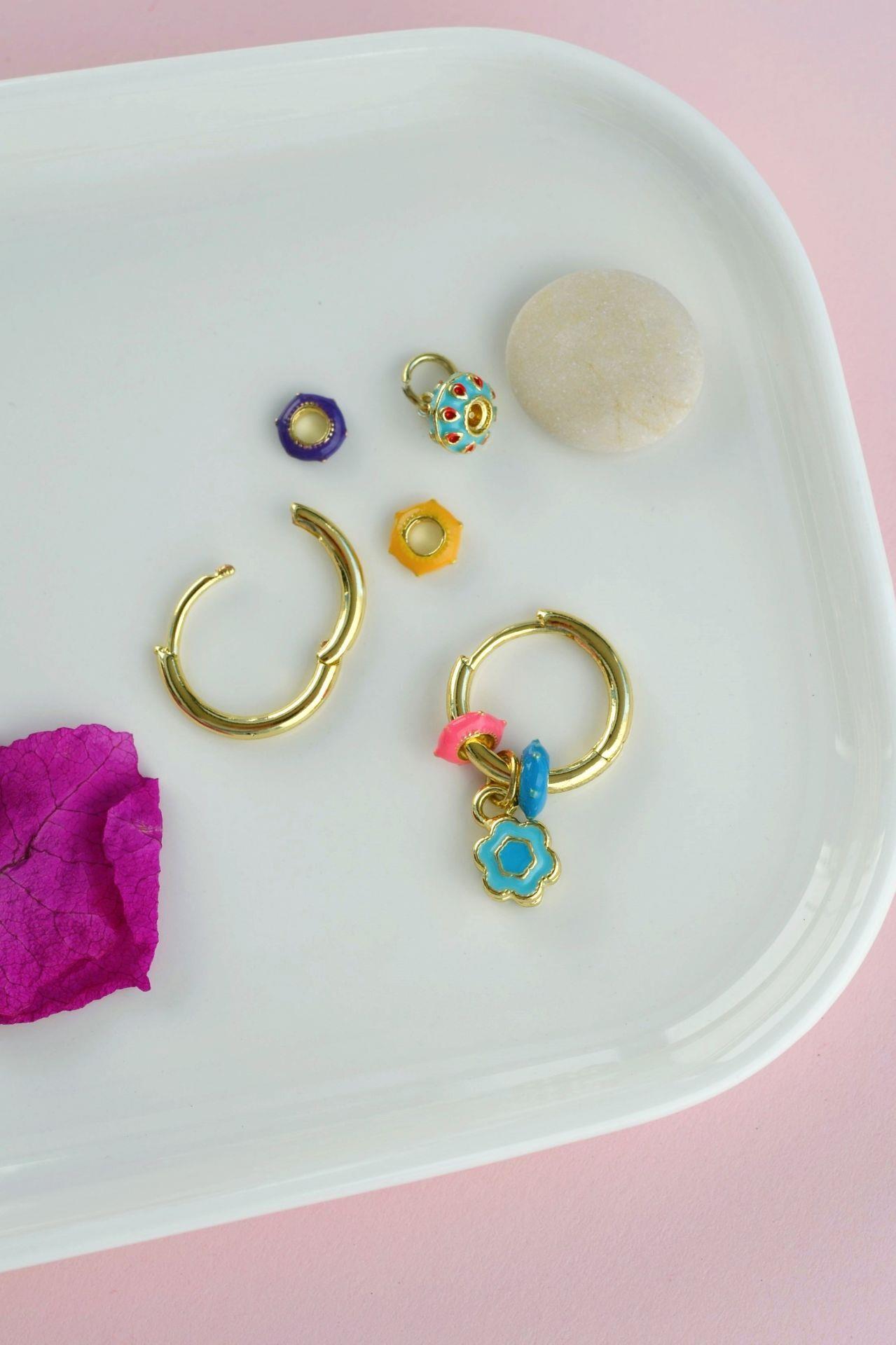 Renkli  Çiçek Charmlı Çelik Küpe Renkli Sallantılı Küpe Gold Renk