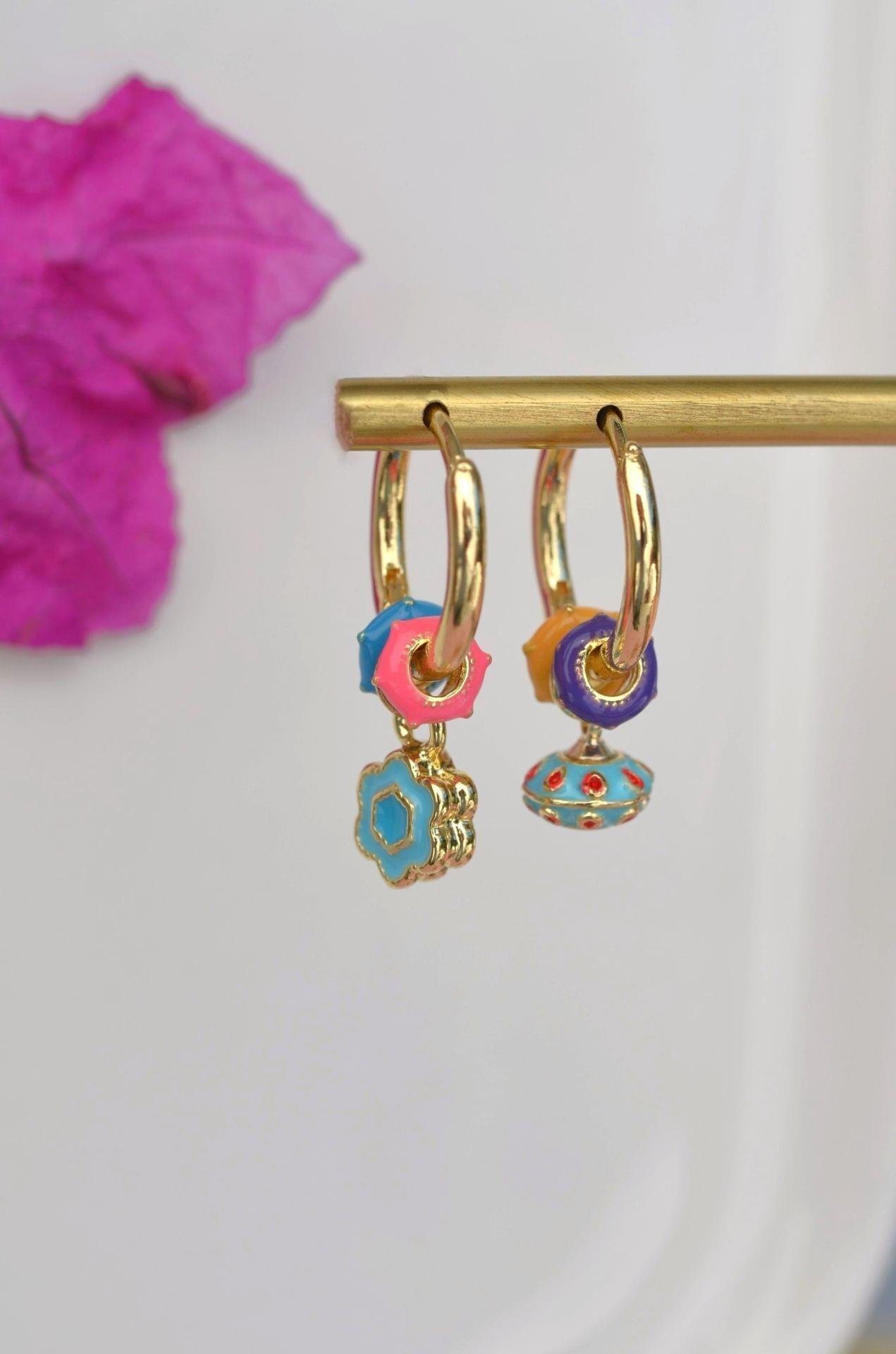 Renkli  Çiçek Charmlı Çelik Küpe Renkli Sallantılı Küpe Gold Renk