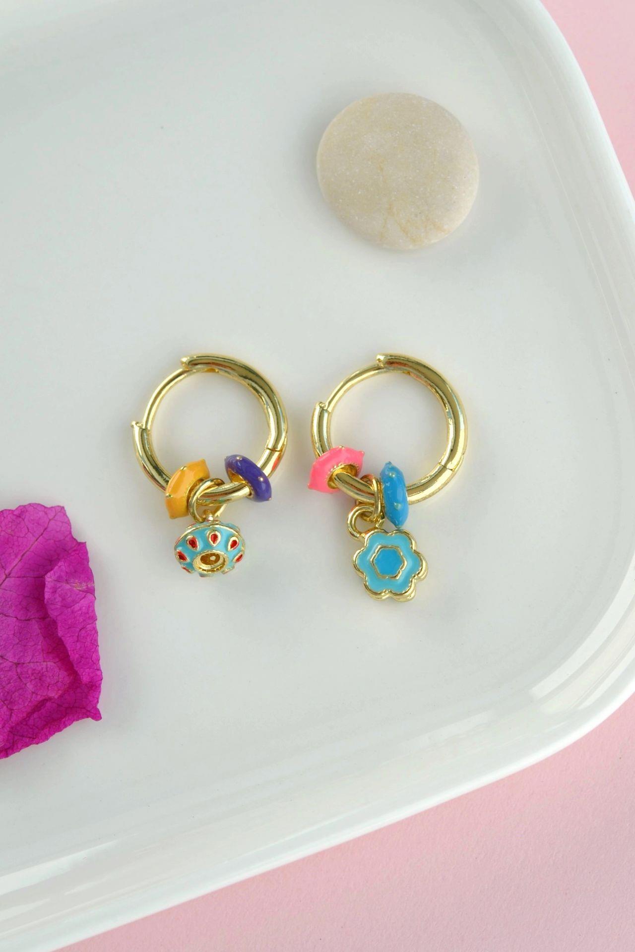 Renkli  Çiçek Charmlı Çelik Küpe Renkli Sallantılı Küpe Gold Renk