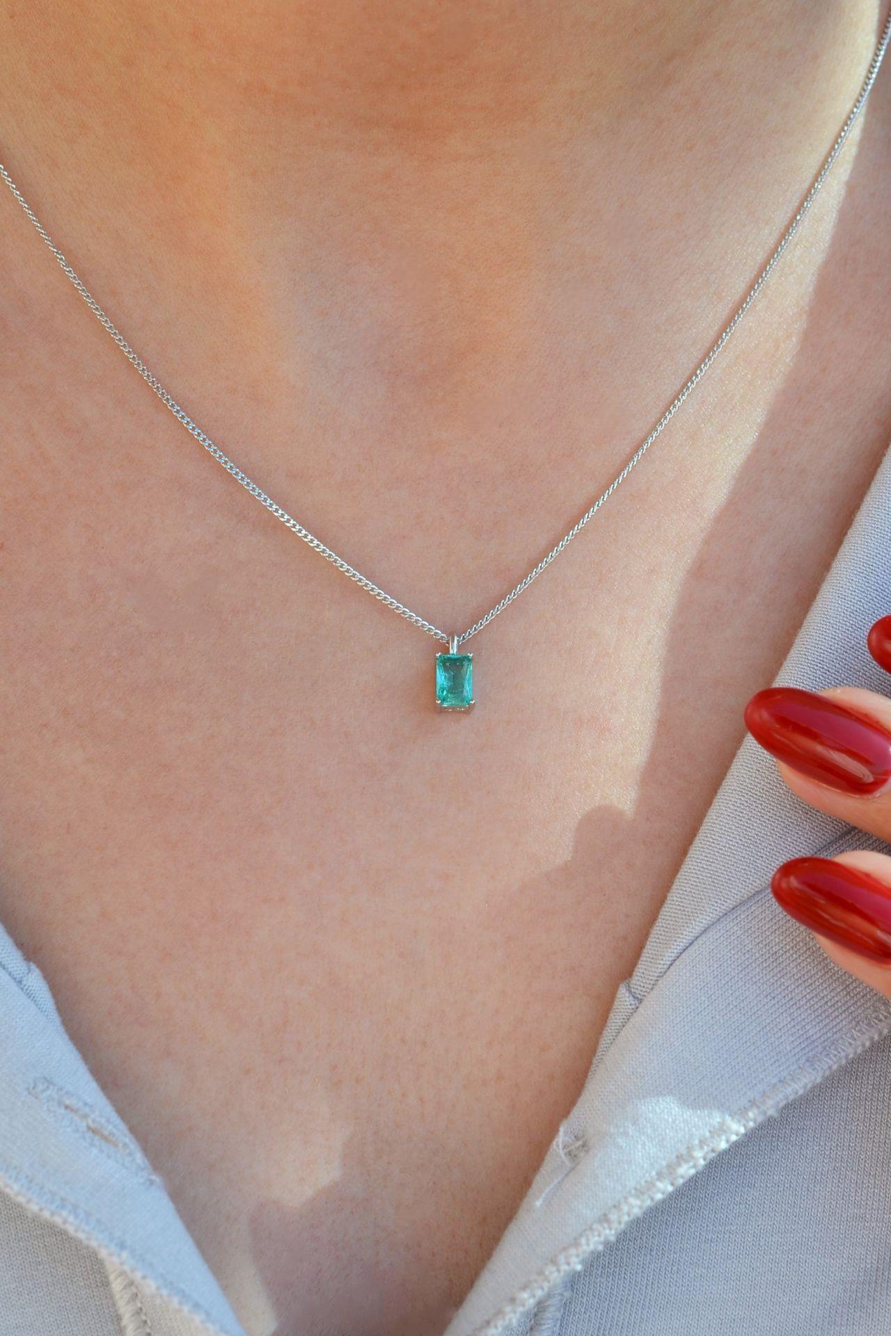 Su Yeşili Baget Taşlı Tektaş Kolye Gümüş Renk