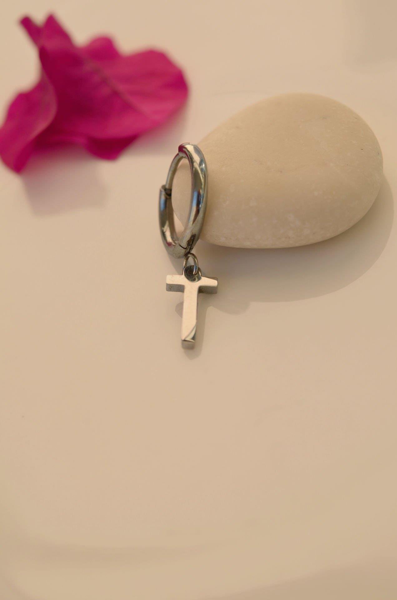 T Harfi Çelik Küpe Tekli