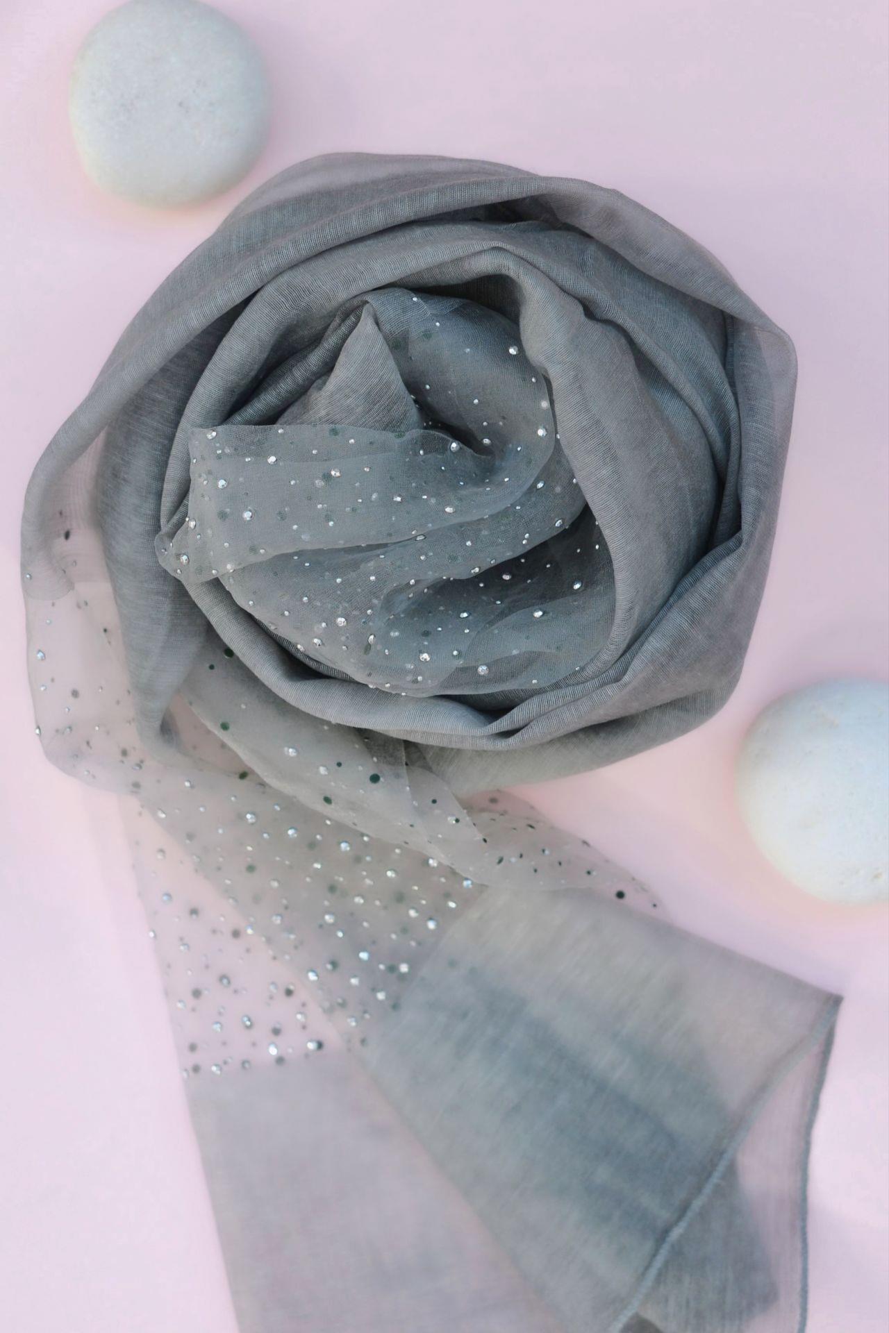 Taşlı Gri Renk İpek Şal