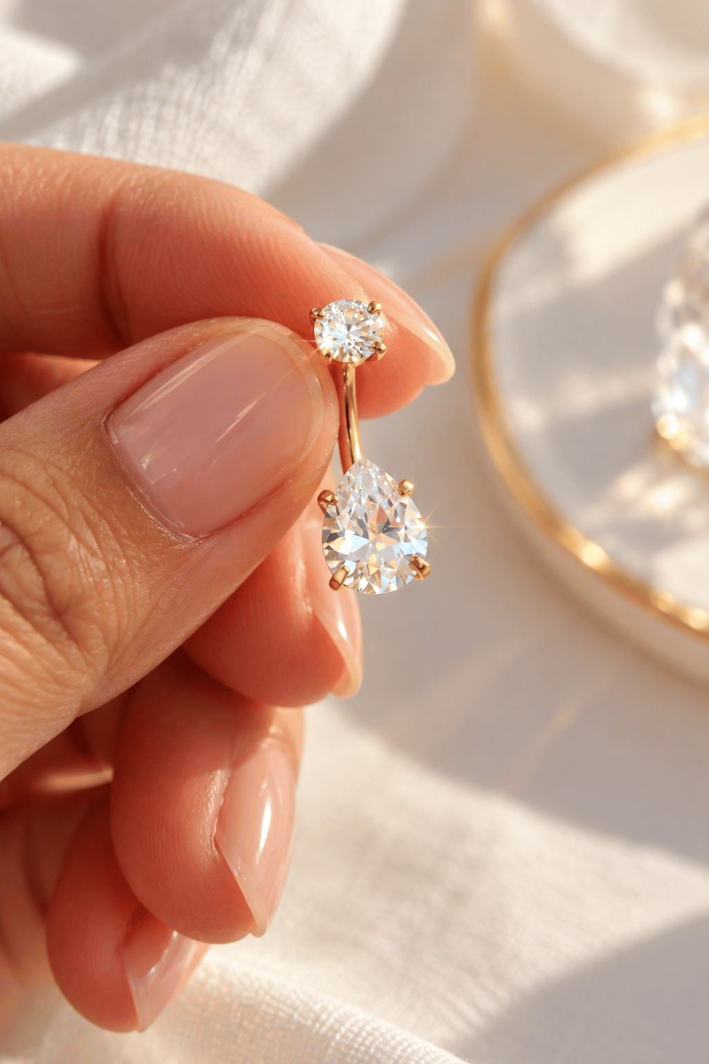 Titanyum Damla Taşlı Göbek Piercingi – Işıltılı Zirkon Tektaş