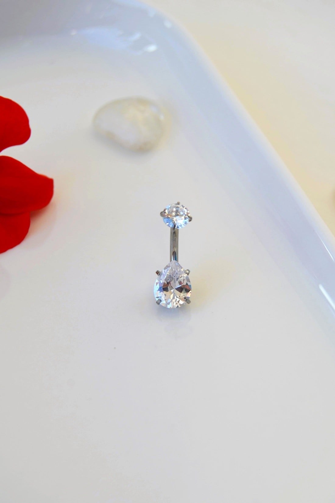 Titanyum Damla Taşlı Göbek Piercingi – Işıltılı Zirkon Tektaş