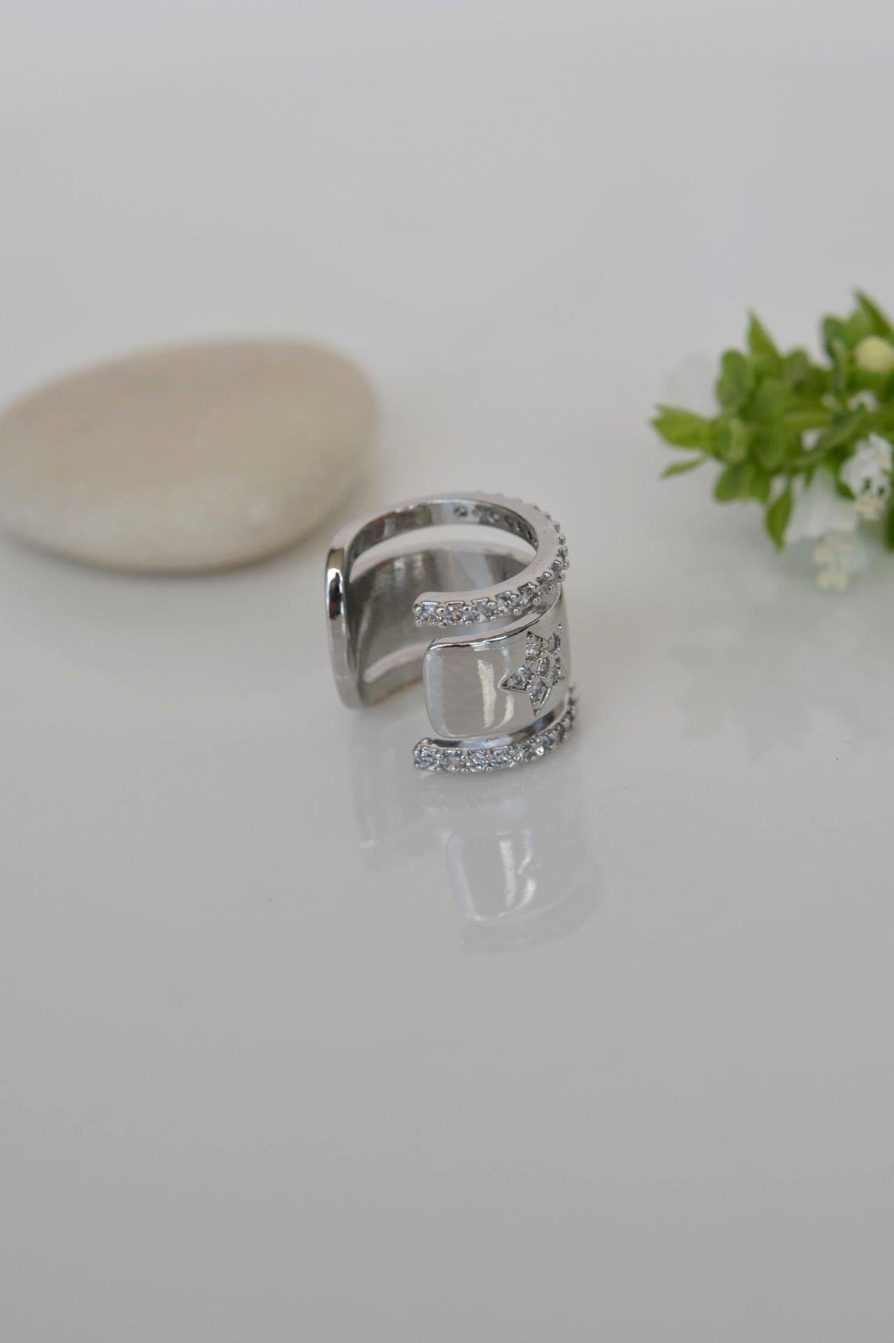 Zirkon Taş Yıldız Detaylı Earcuff Deliksiz Kıkırdak Küpesi Gümüş Renkli