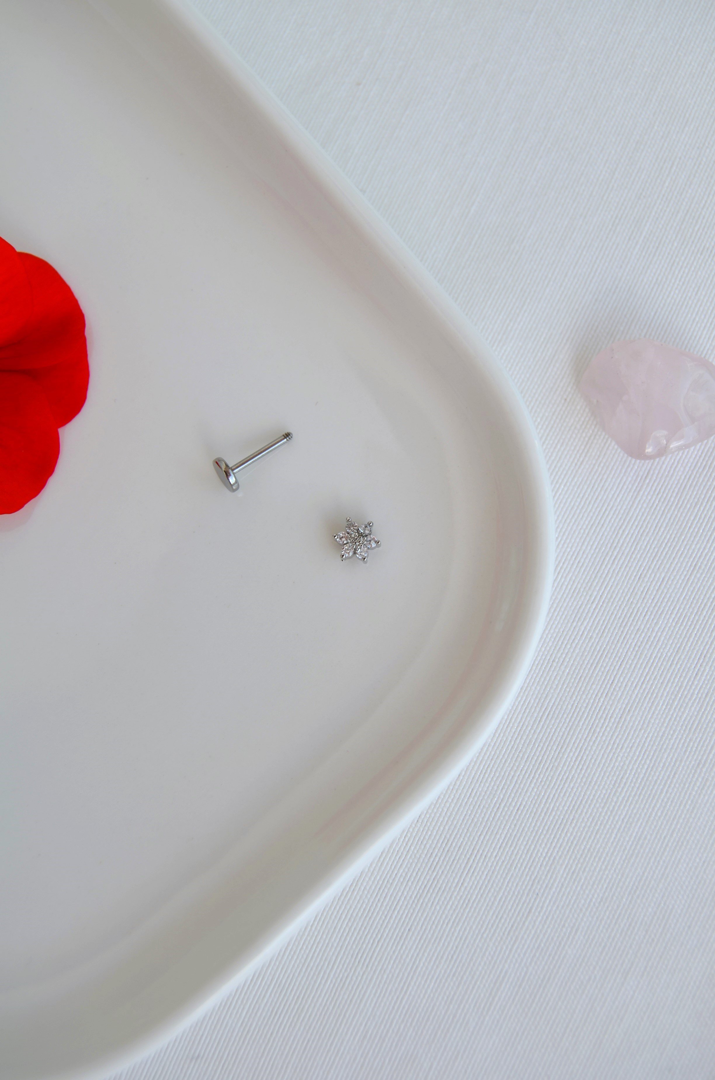 Zirkon Taşlı Çiçek Piercing 316L Çelik Barlı Arkası Düz Helix Tragus Conch