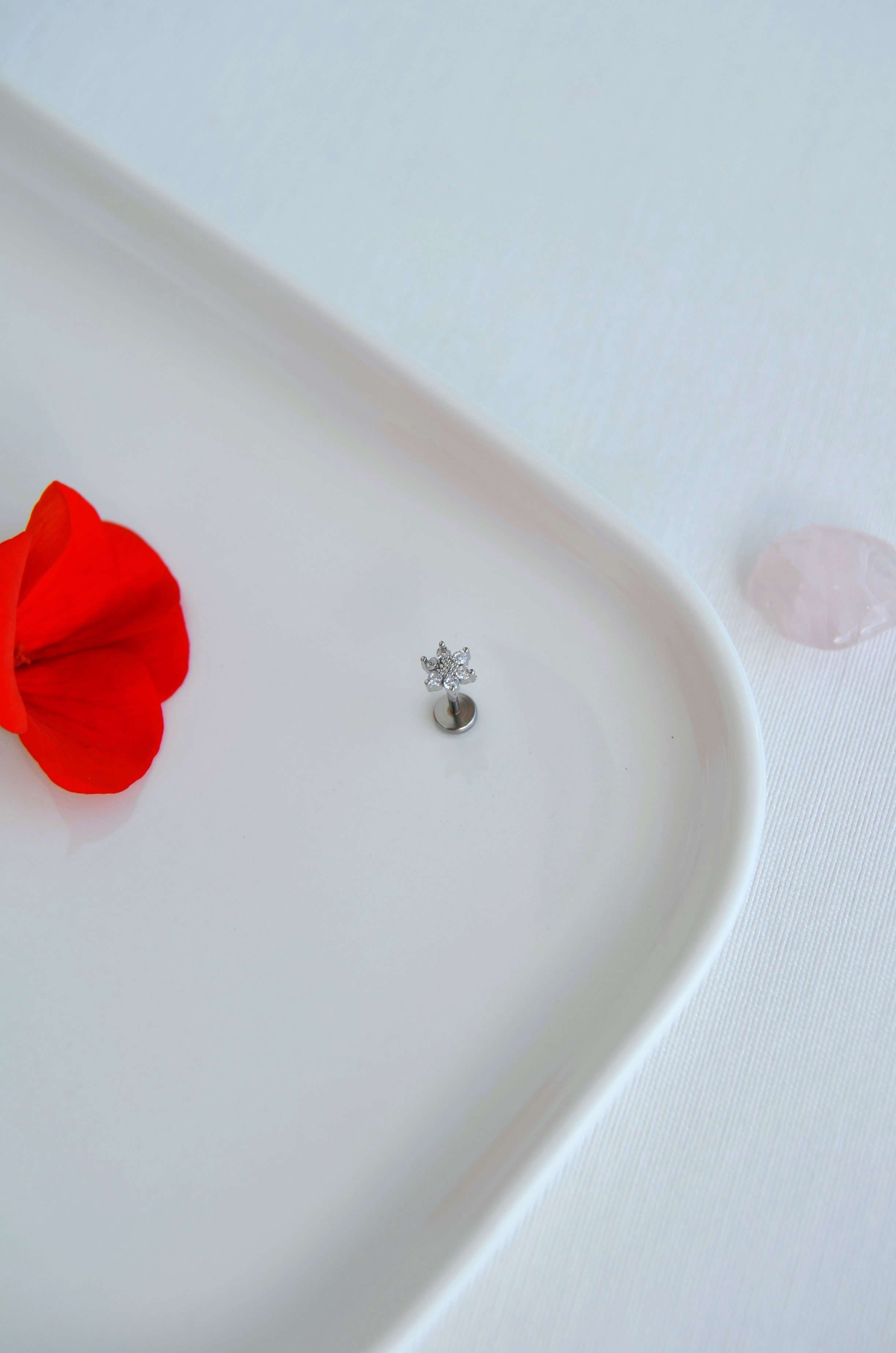 Zirkon Taşlı Çiçek Piercing 316L Çelik Barlı Arkası Düz Helix Tragus Conch