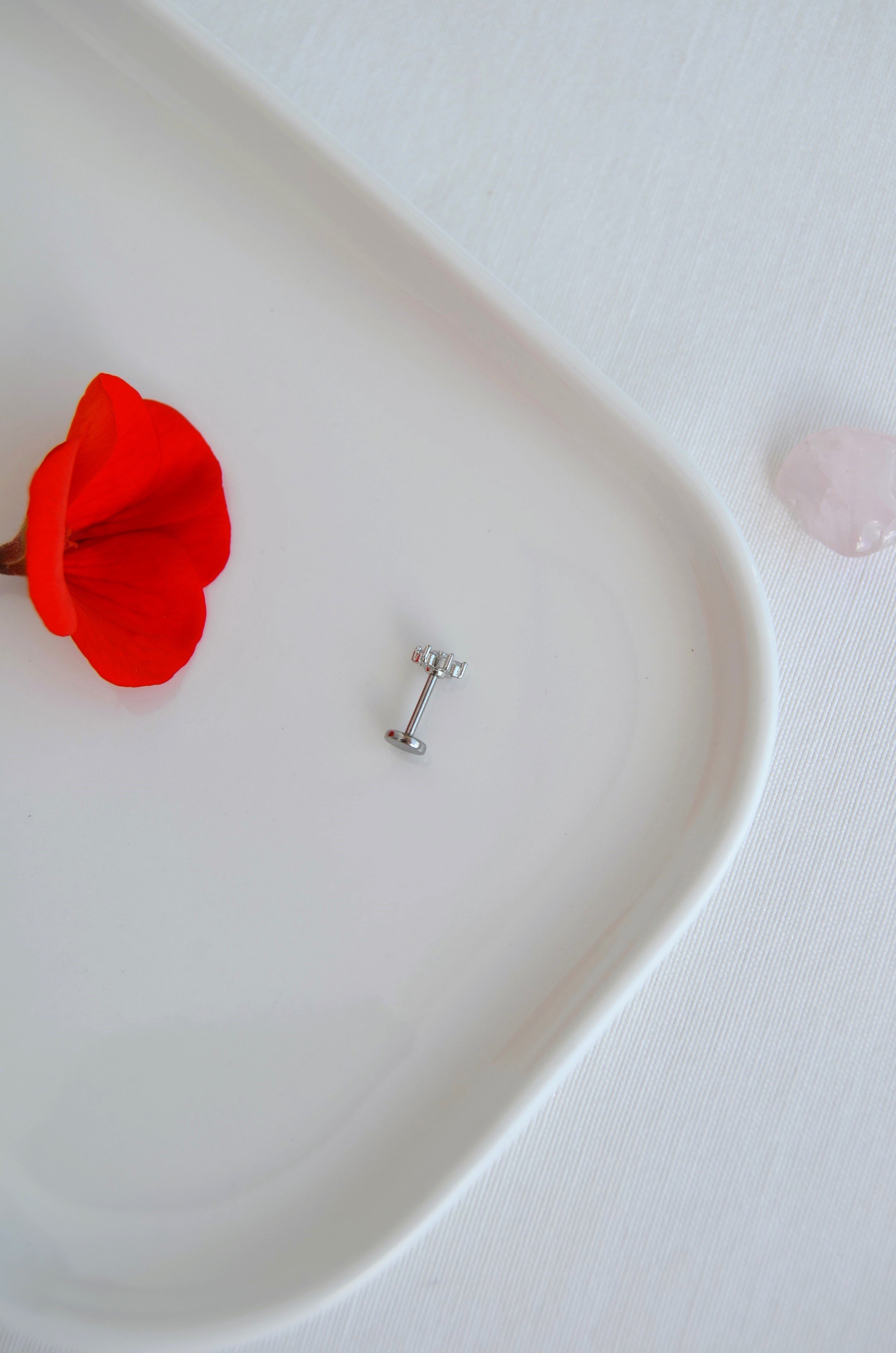 Zirkon Taşlı Çiçek Piercing 316L Çelik Barlı Arkası Düz Helix Tragus Conch