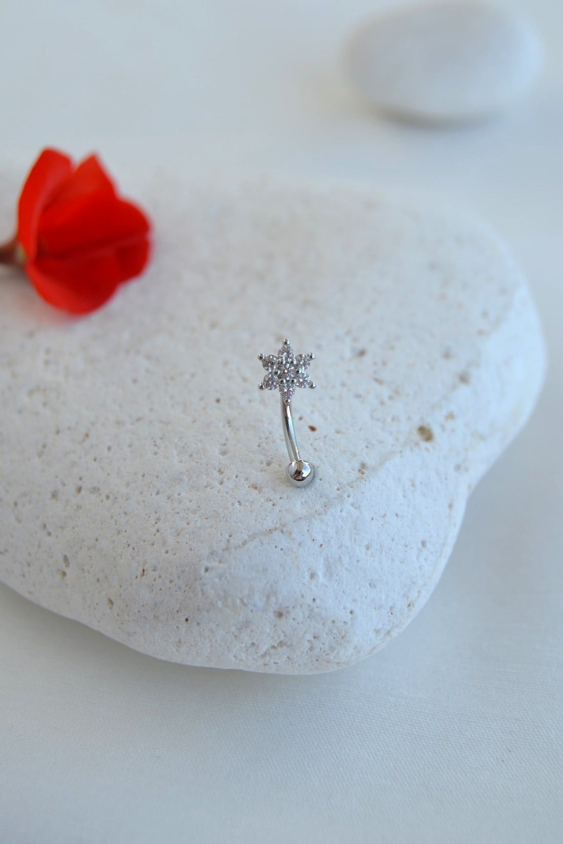 Zirkon Taşlı Çiçek Rook Piercing Çelik Bar 1.2 mm