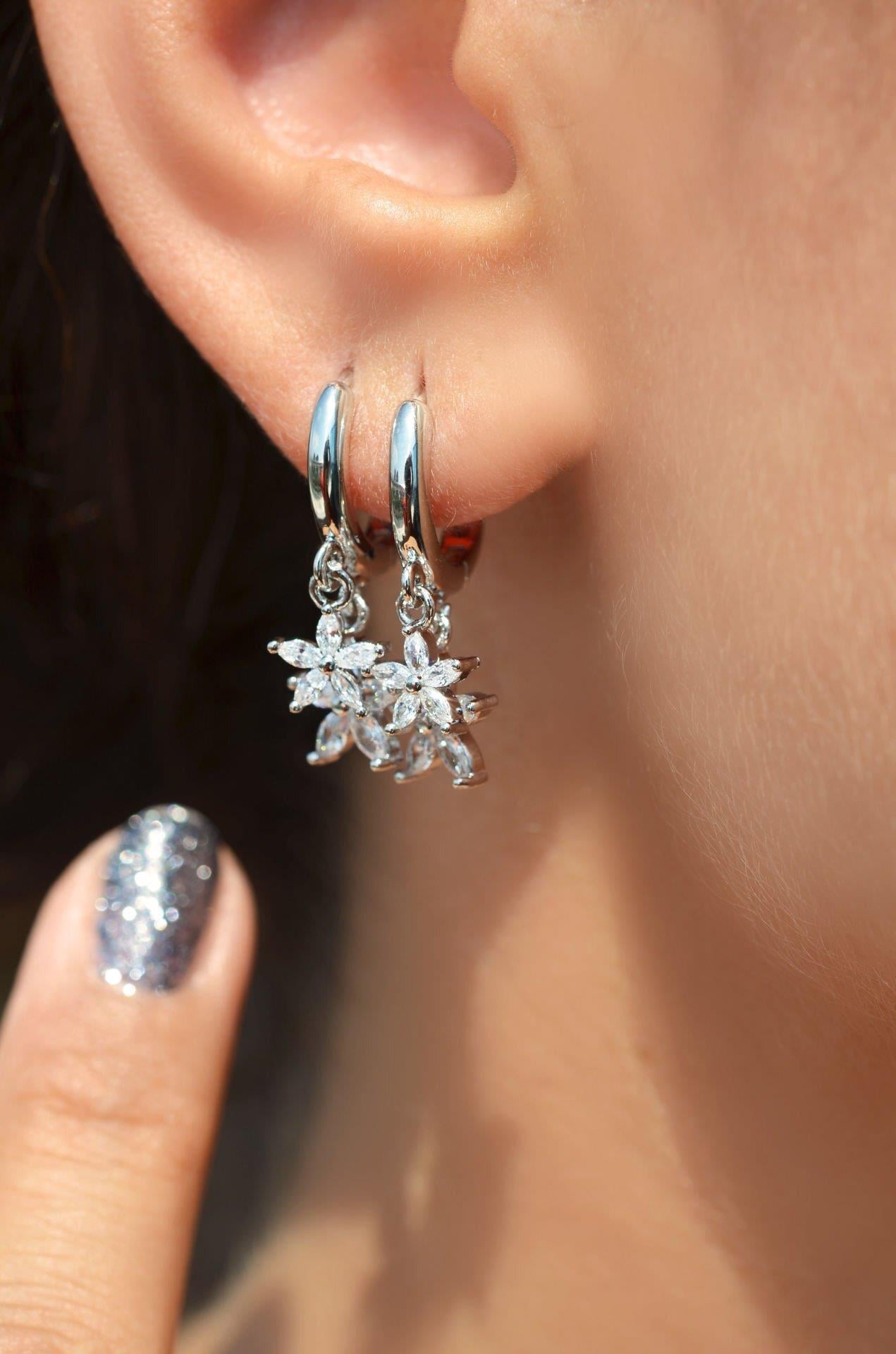 Zirkon Taşlı Çiçek Sallantılı Şakira Küpe Gümüş Renkli