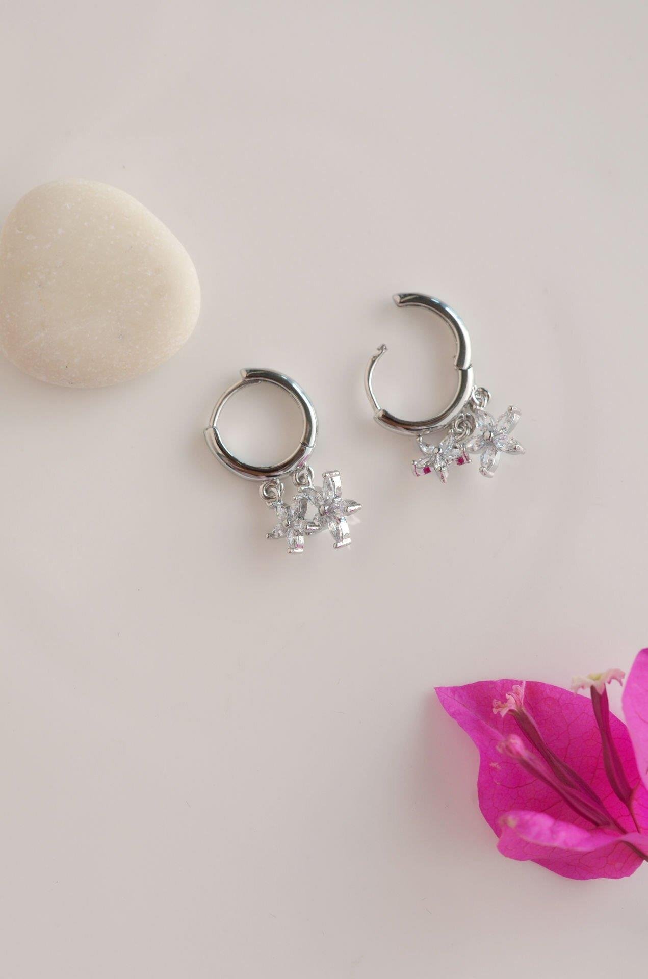 Zirkon Taşlı Çiçek Sallantılı Şakira Küpe Gümüş Renkli