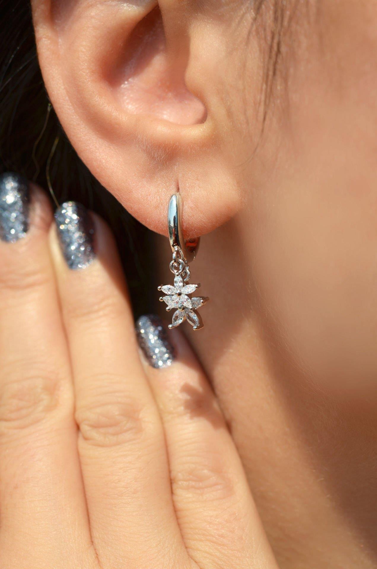 Zirkon Taşlı Çiçek Sallantılı Şakira Küpe Gümüş Renkli