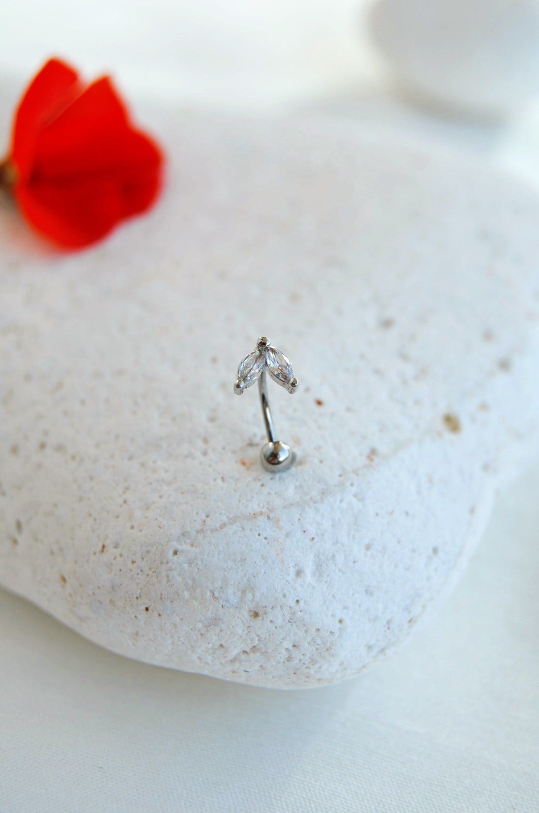 Zirkon Taşlı İki Yaprak Rook Piercing Çelik Bar 1 mm