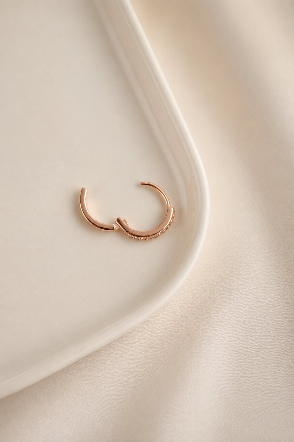 Zirkon Taşlı İnce Halka Conch Piercing – Gold & Gümüş | Rodyum Kaplama | Tekli