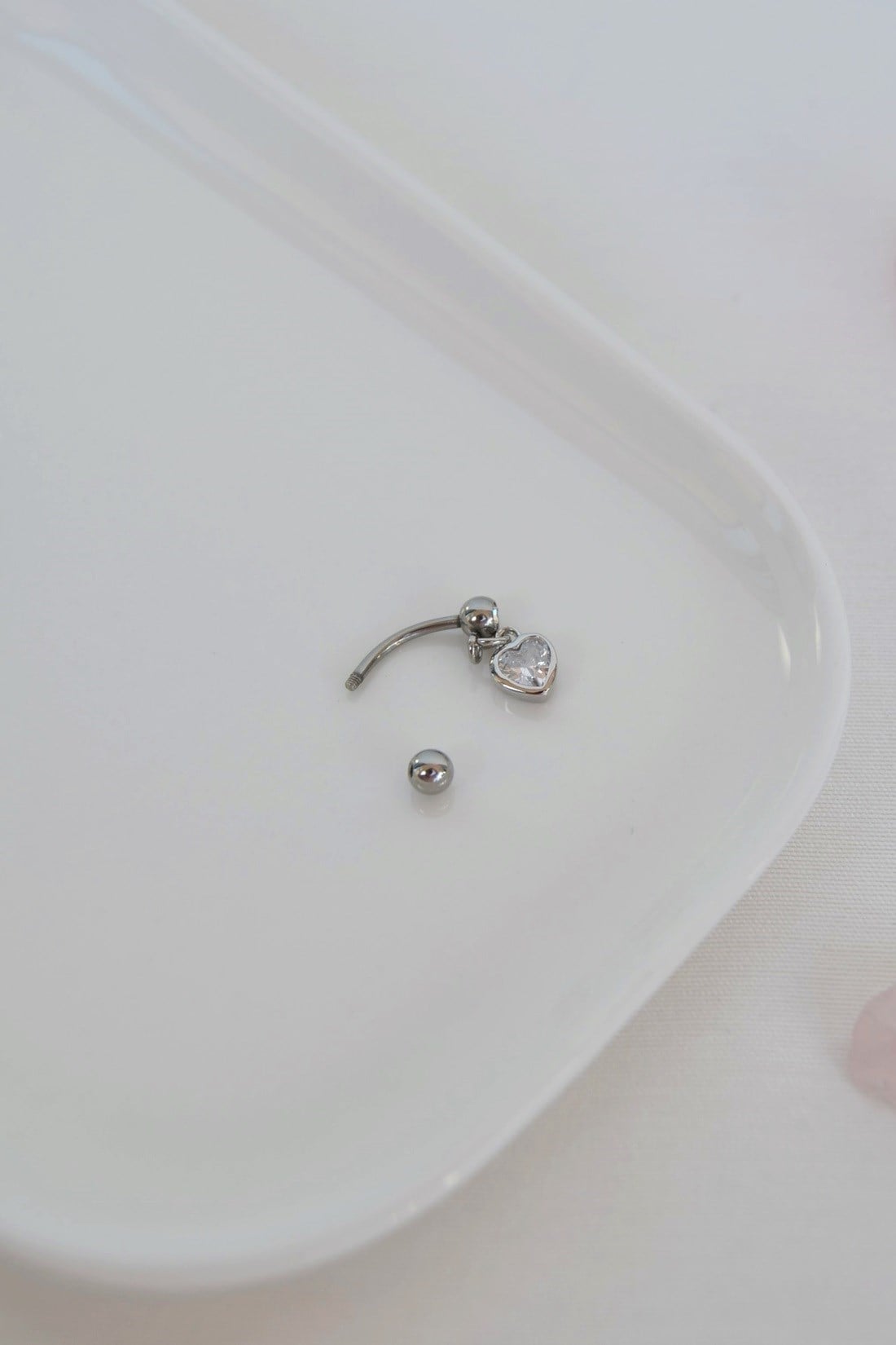 Zirkon Taşlı Kalp Charm Sallantılı Rook Piercing Çelik Bar 1.2 mm