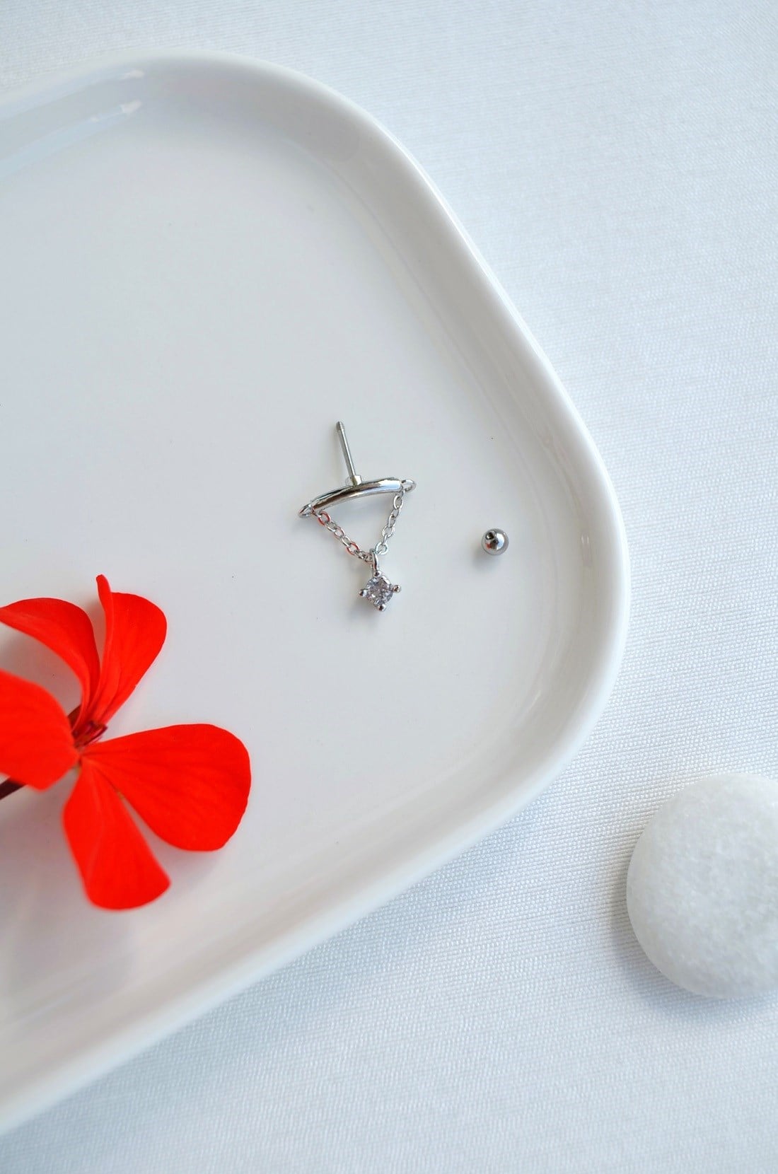 Zirkon Taşlı Zincirli Helix Flat Piercing Kıkırdak Upper Helix 1 Adet
