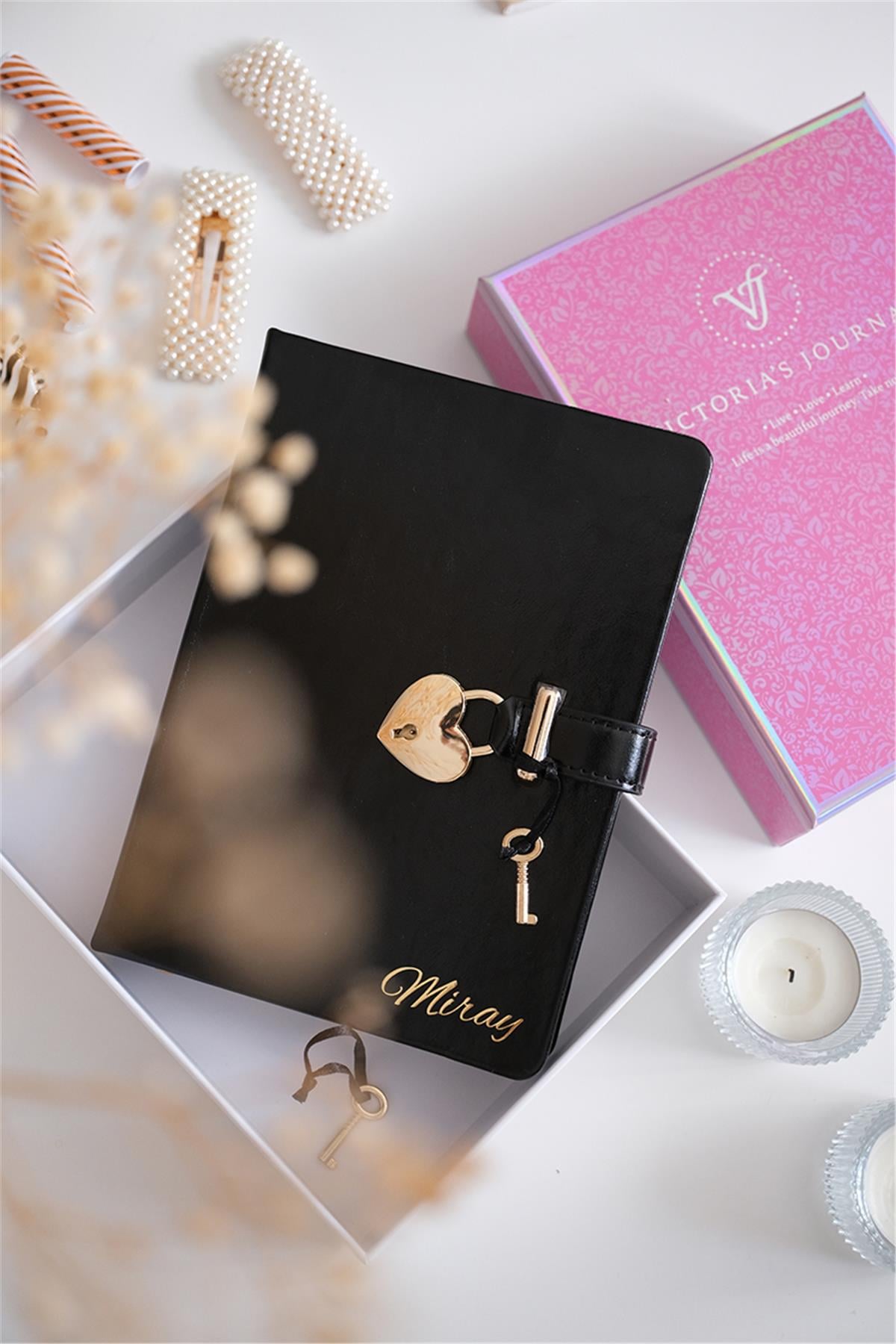 Kişiye Özel Siyah Kalp Kilitli Defter