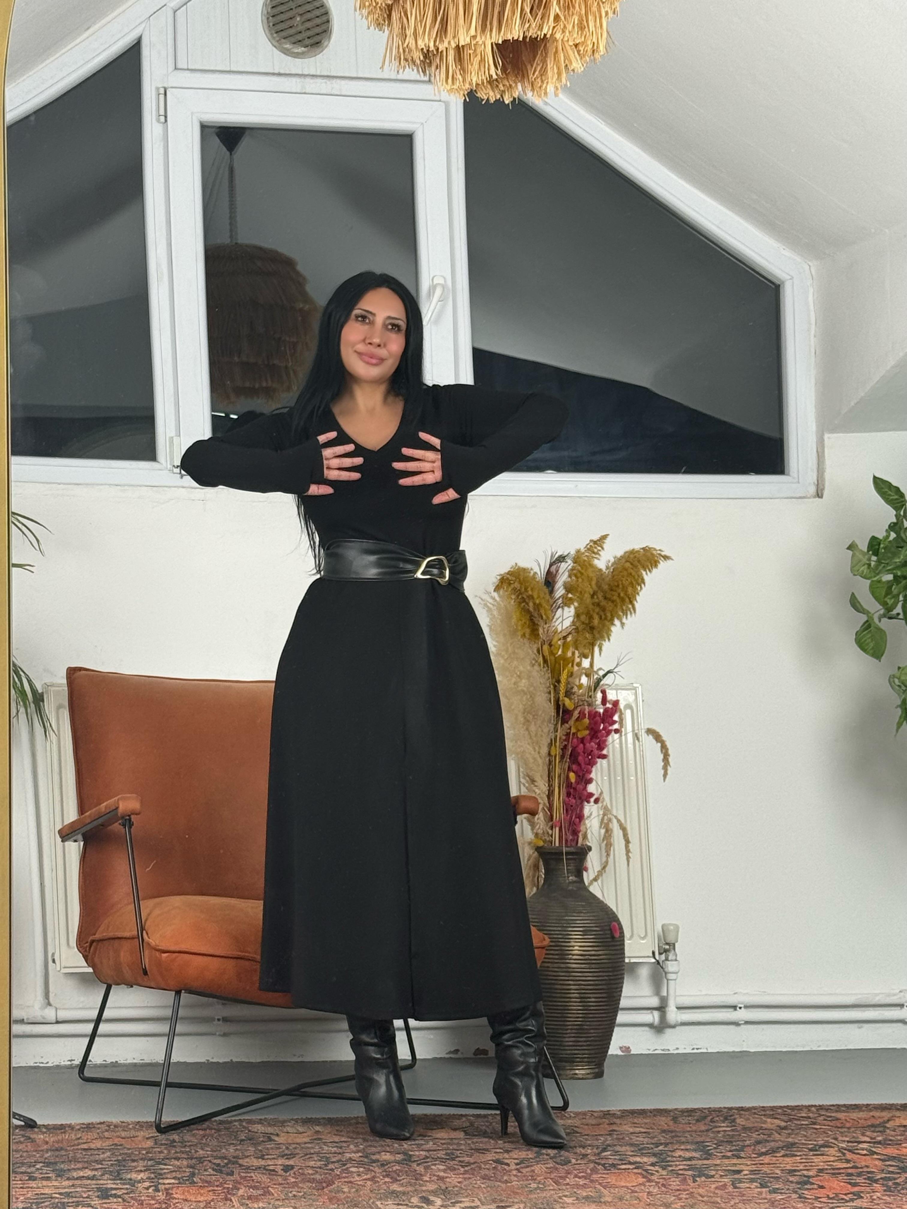 Deri Kemerli Yırtmaçlı Elbise