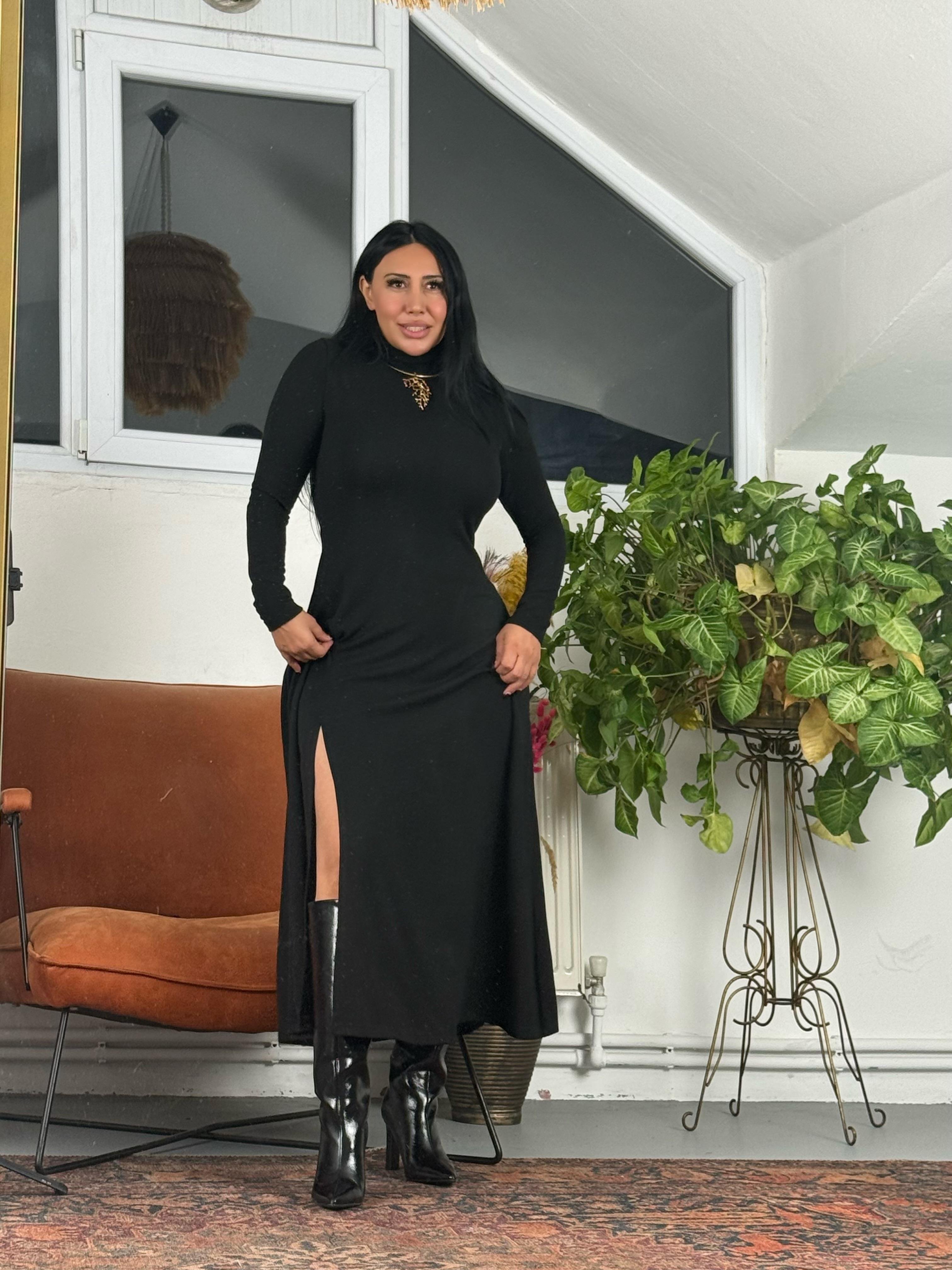 Yırtmaçlı Triko Elbise