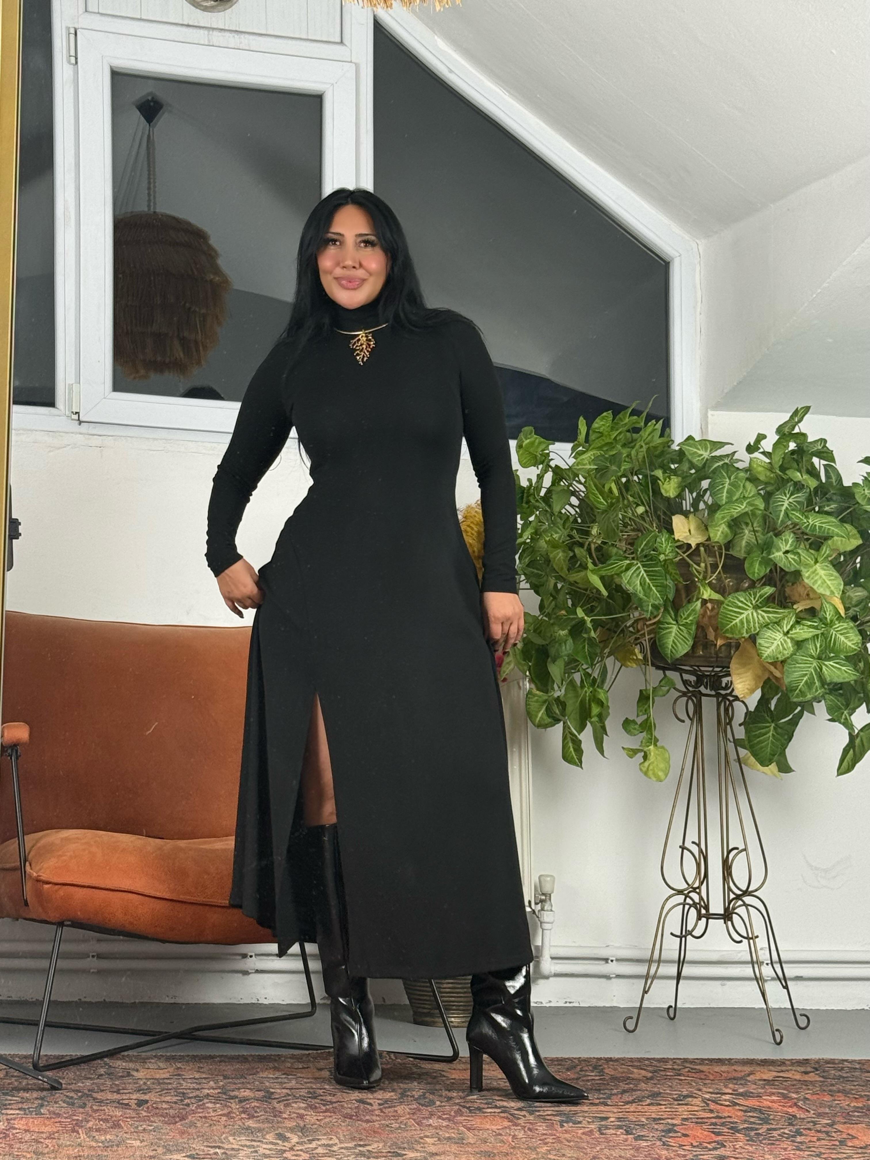 Yırtmaçlı Triko Elbise