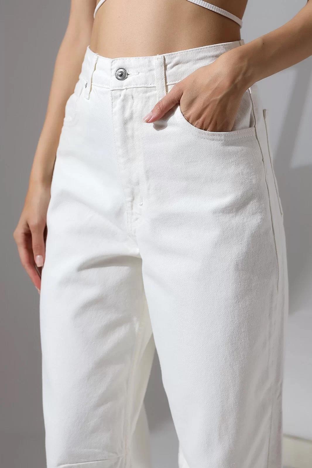 BEYAZ ÖN DİKİŞ DETAYLI BAGGY JEAN