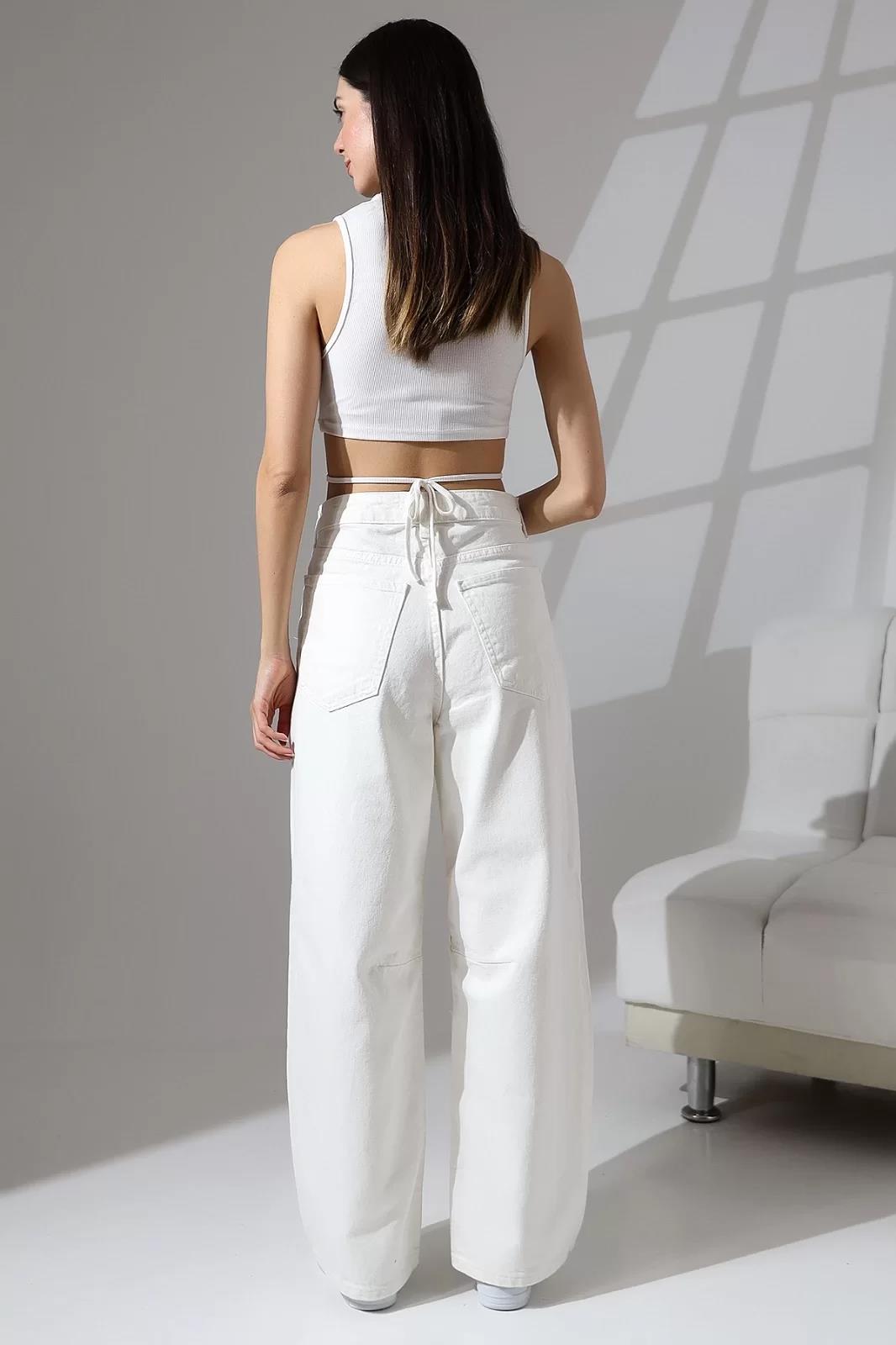 BEYAZ ÖN DİKİŞ DETAYLI BAGGY JEAN