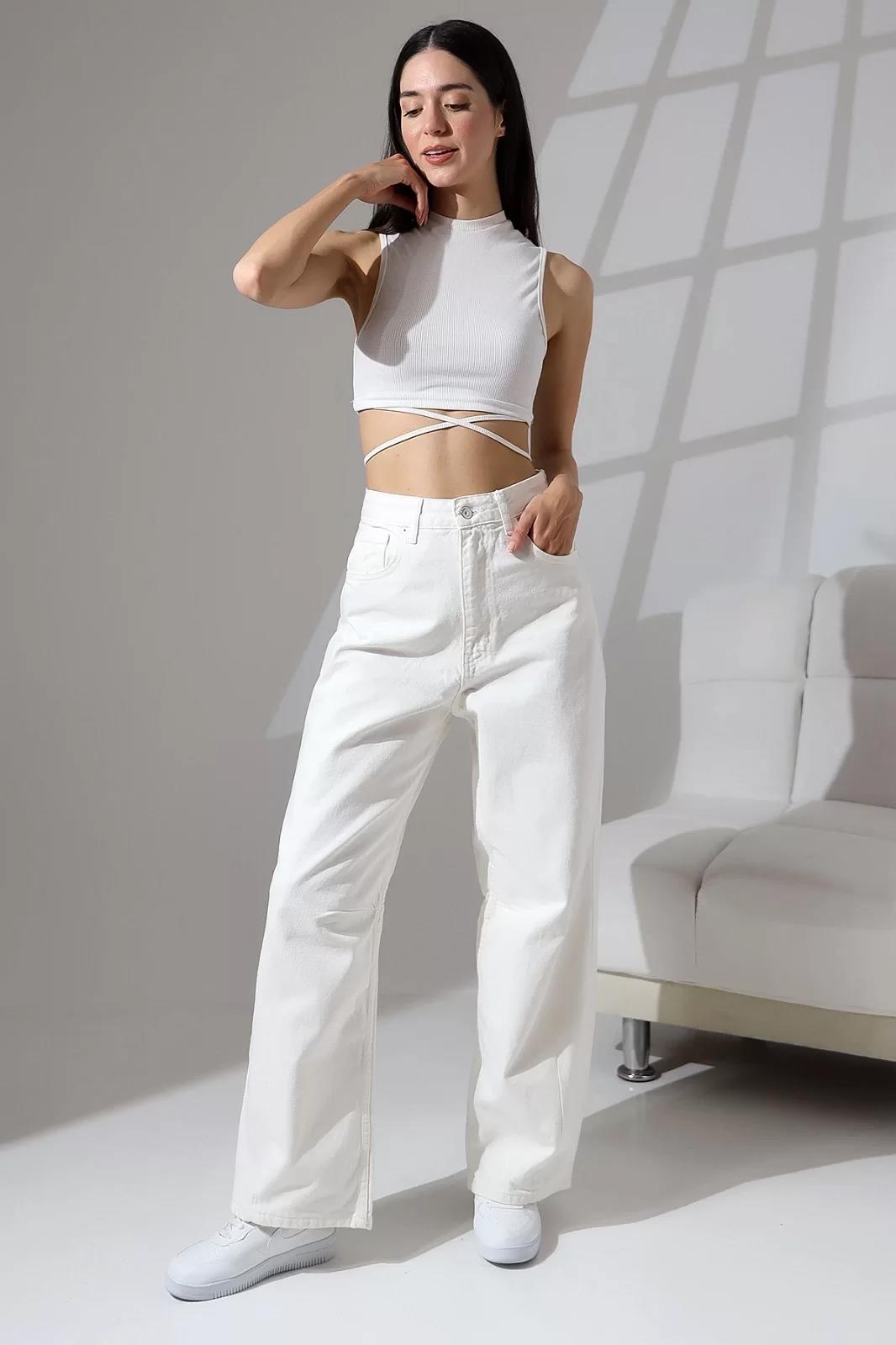 BEYAZ ÖN DİKİŞ DETAYLI BAGGY JEAN