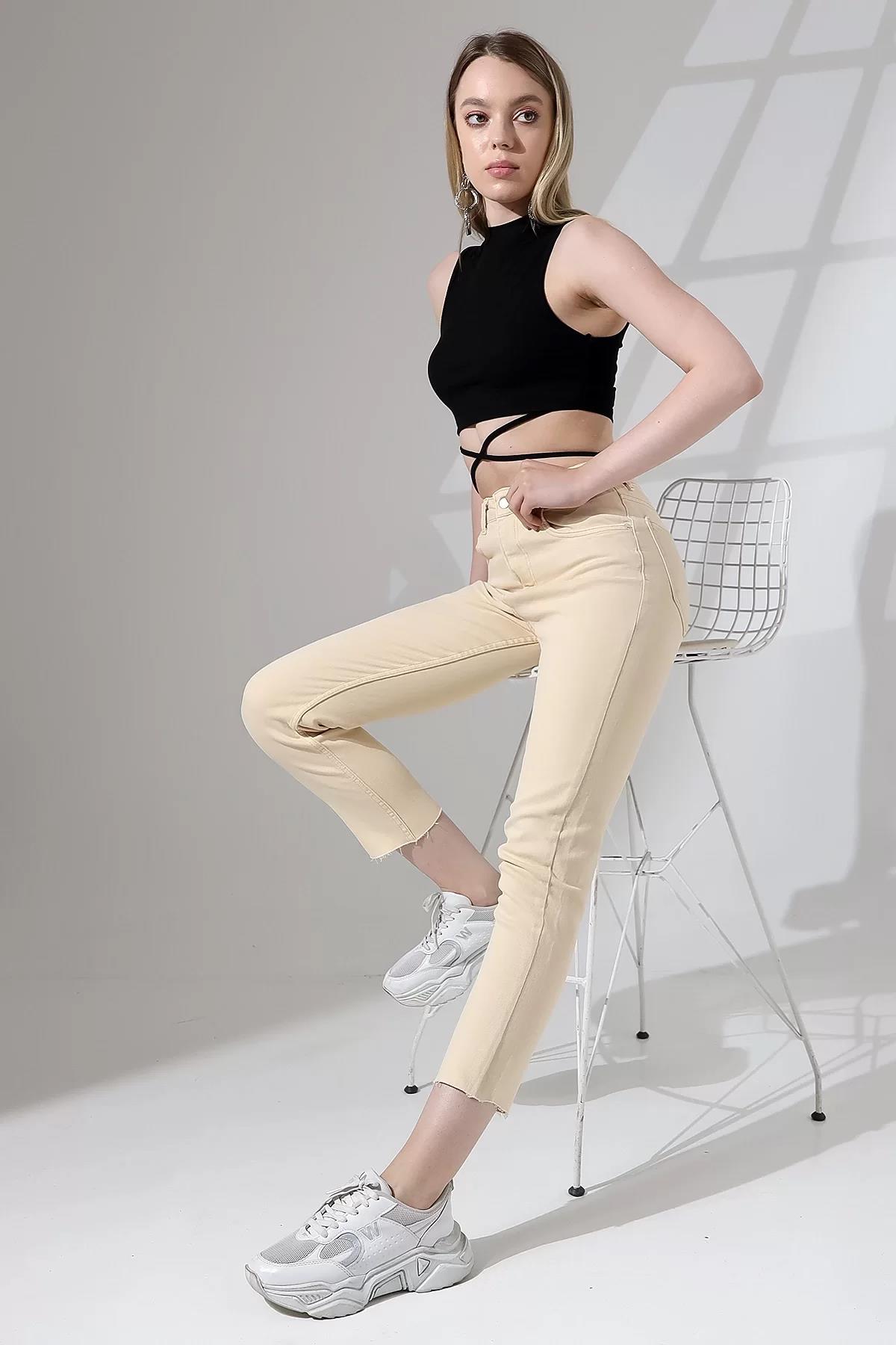 YÜKSEK BEL KESİK PAÇA MOM JEAN