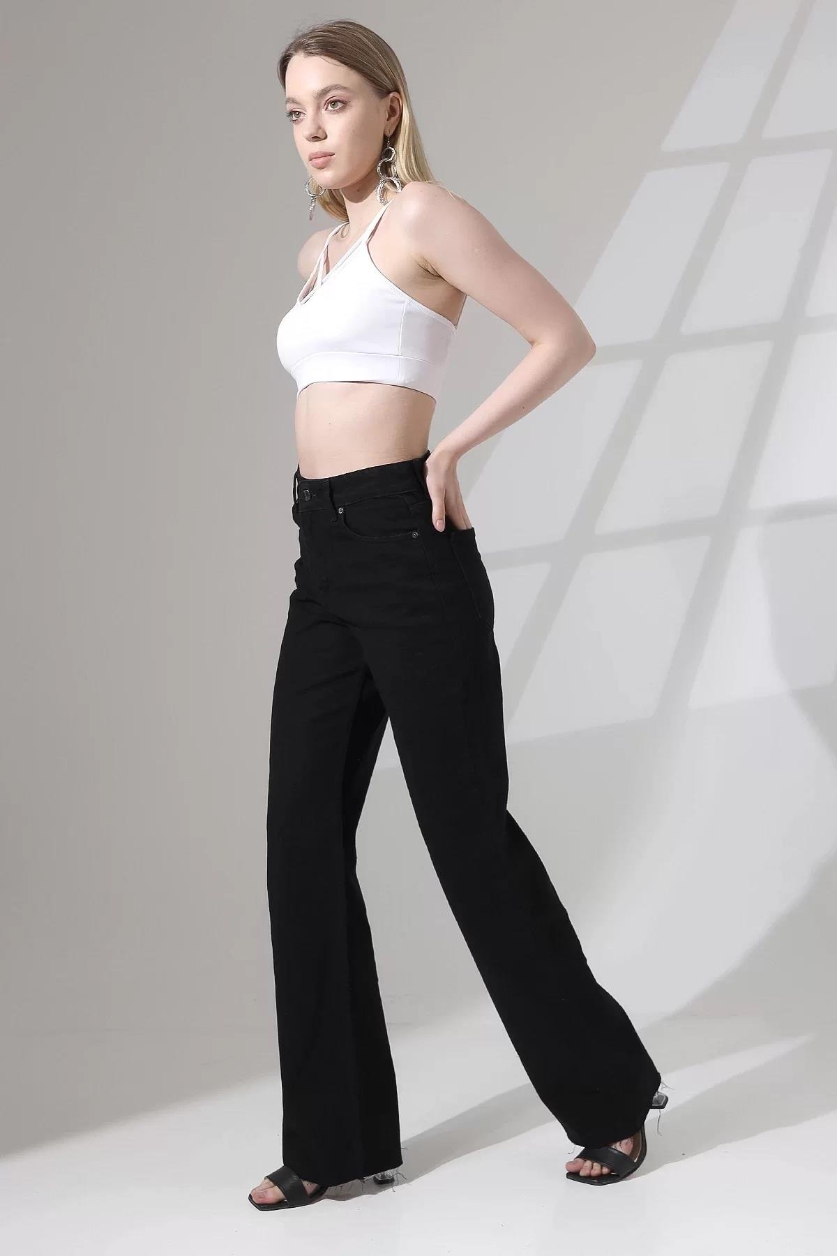 YÜKSEK BEL KESİK PAÇA SİYAH STRAIGHT FIT JEAN