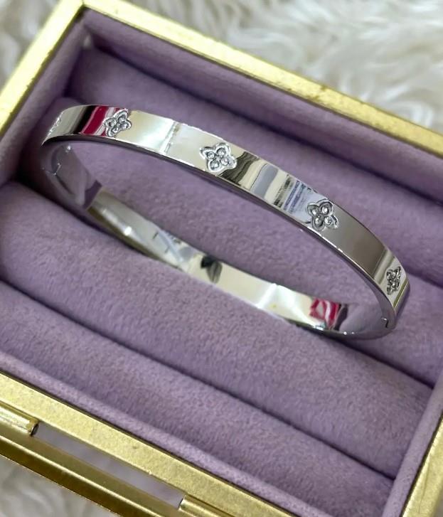 Kararmaz Çelik Yonca Kelepçe - Gold ve Gümüş Renk Seçenekli Lüks Takı
