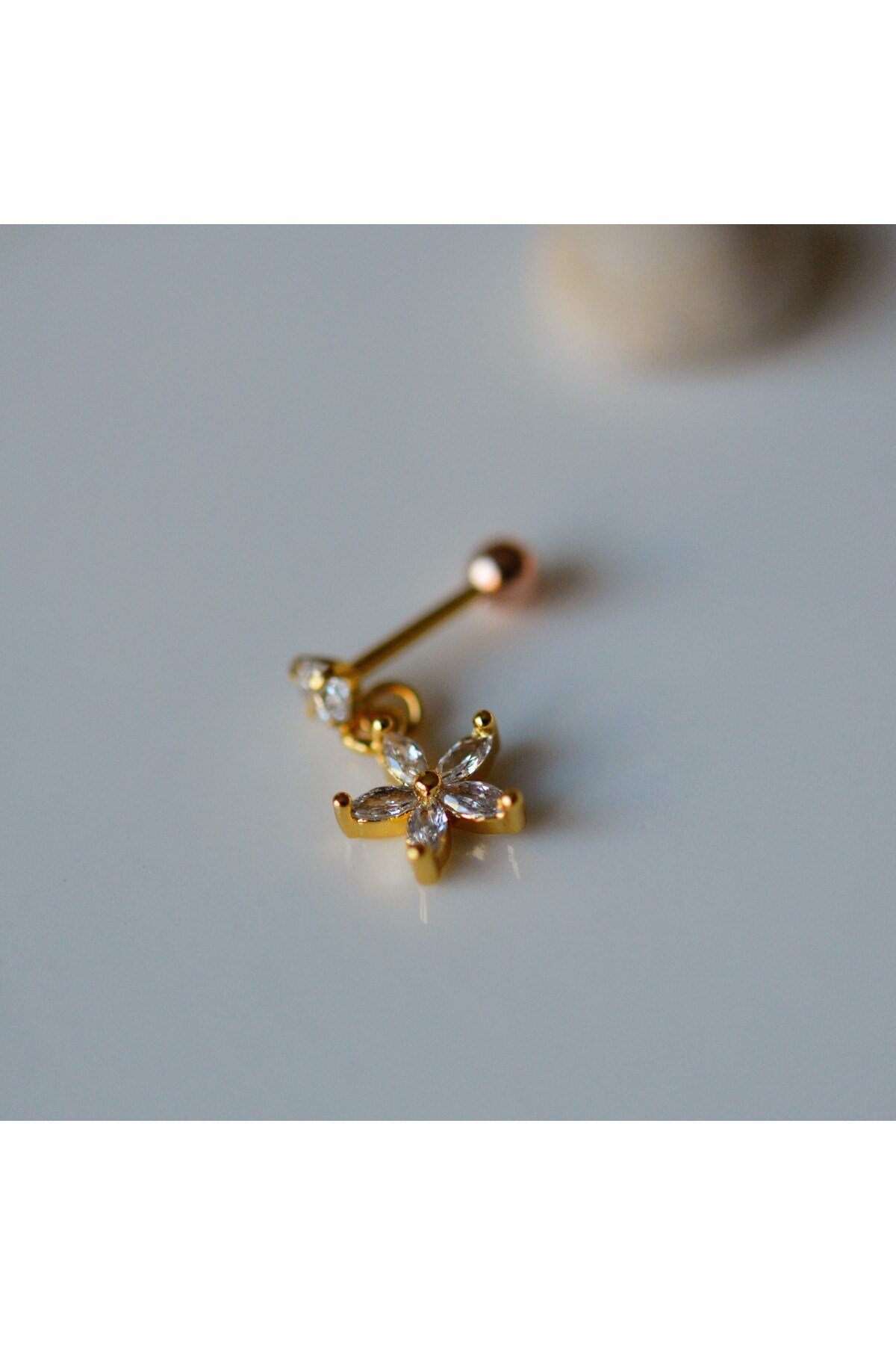 Cerrahi Çelik Çiçek Sallantılı Piercing Helix Kıkırdak Gold Renk