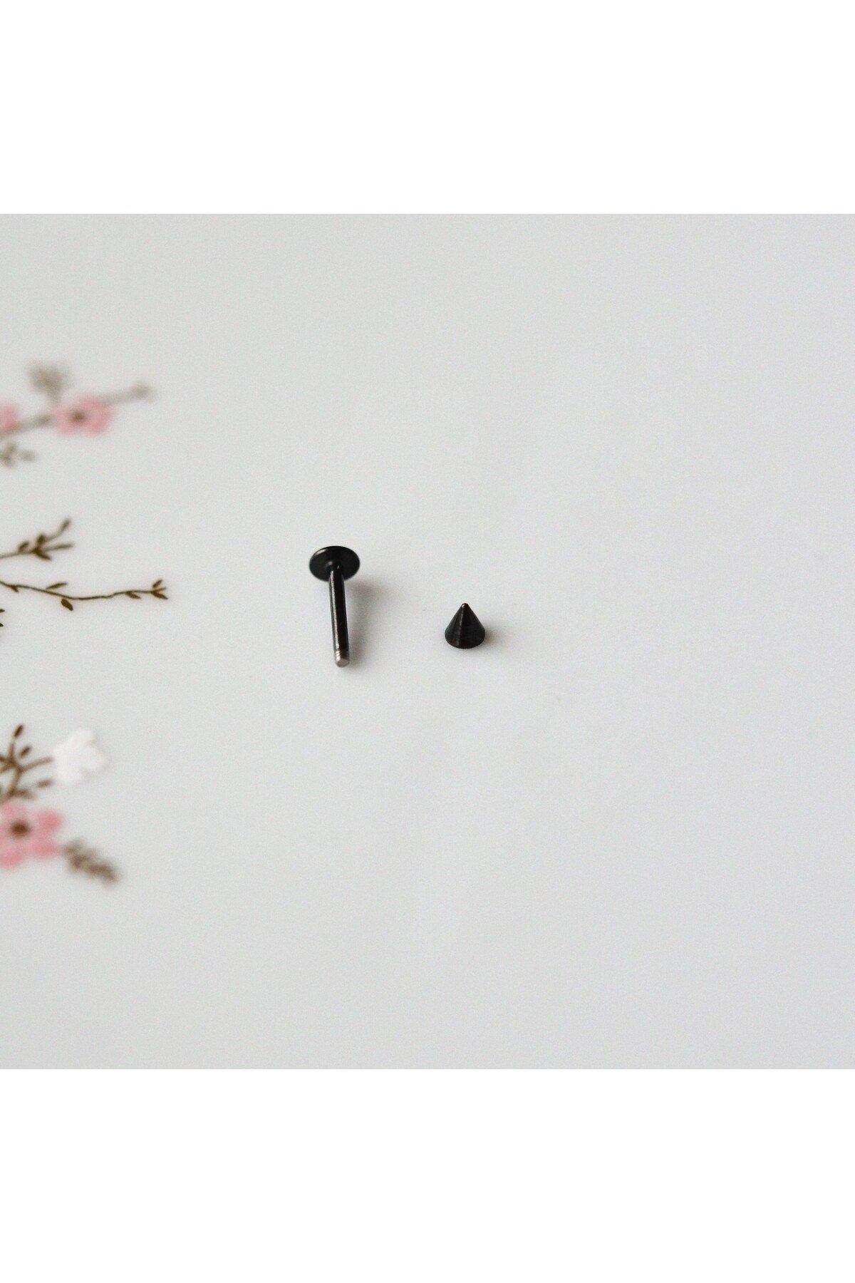 Cerrahi Çelik Sivri Uçlu Tragus Piercing Helix Kıkırdak 8 mm Siyah Renk