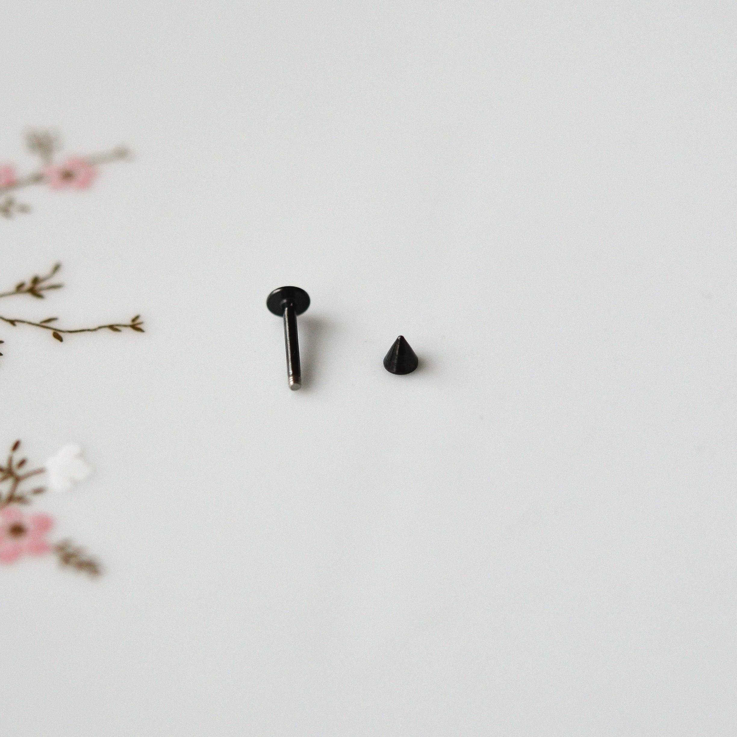 Cerrahi Çelik Sivri Uçlu Tragus Piercing Helix Kıkırdak 8 mm Siyah Renk