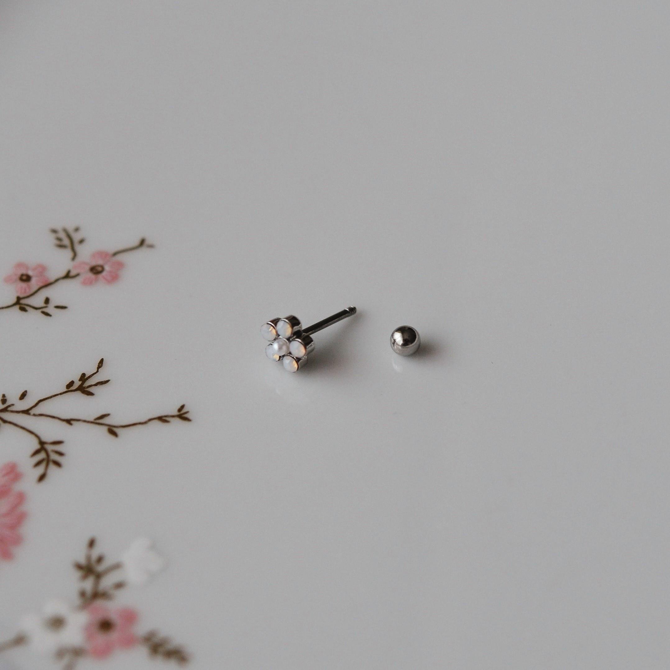 Çiçekli Helix Piercing Kıkırdak Cerrahi Çelik Gümüş Renk