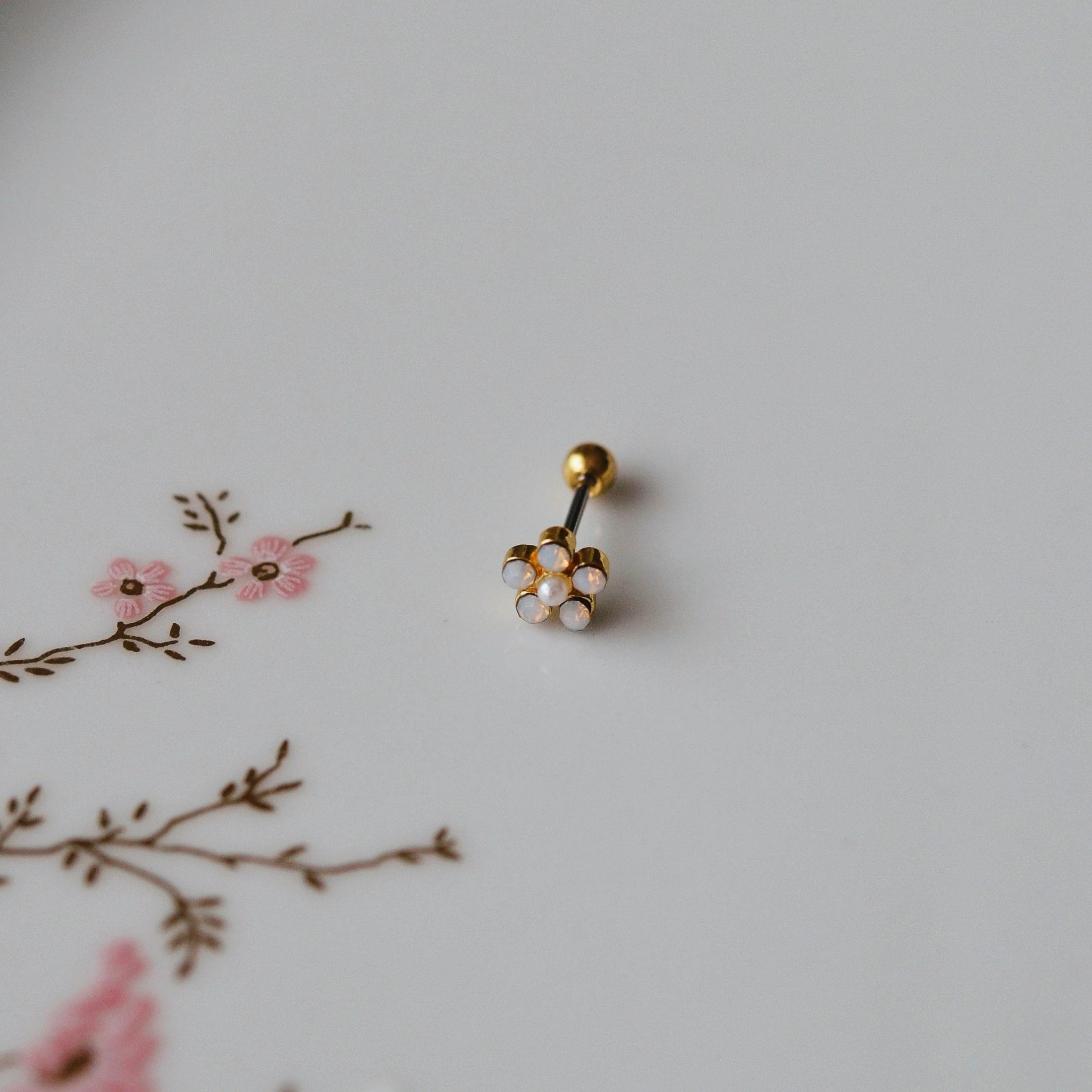 Çiçekli Helix Piercing Kıkırdak Cerrahi Çelik Gold Renk