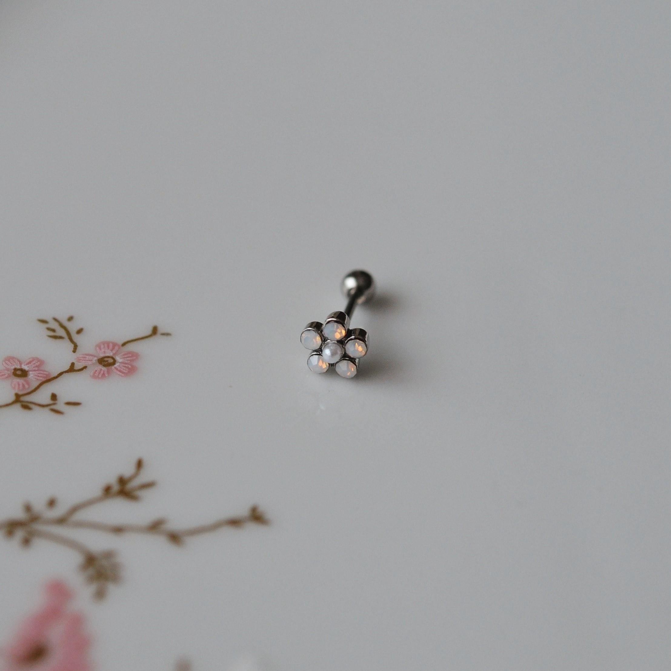 Çiçekli Helix Piercing Kıkırdak Cerrahi Çelik Gümüş Renk