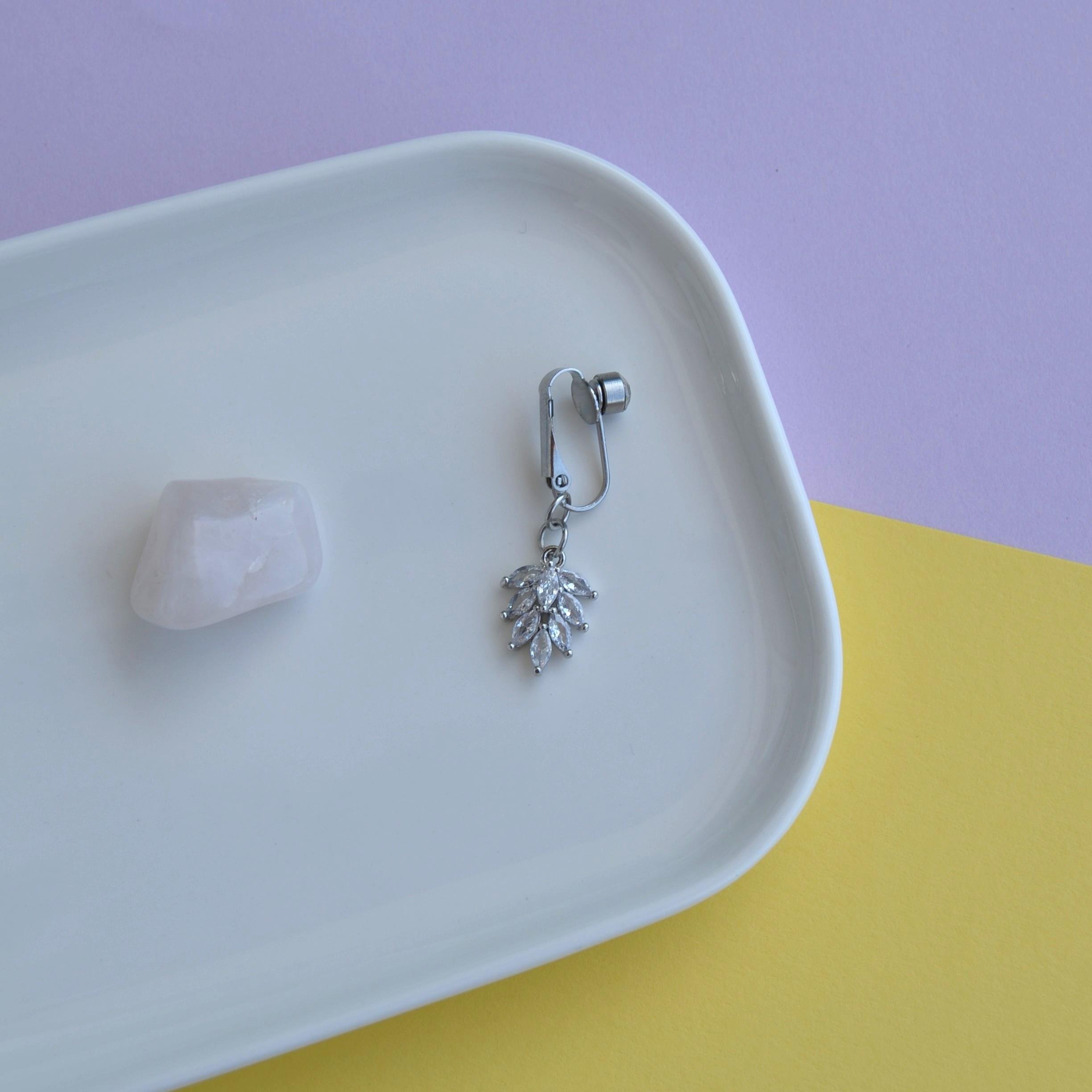 Deliksiz Yaprak Sallantılı Sıkıştırma Klipsli Göbek Piercingi Belly Piercing