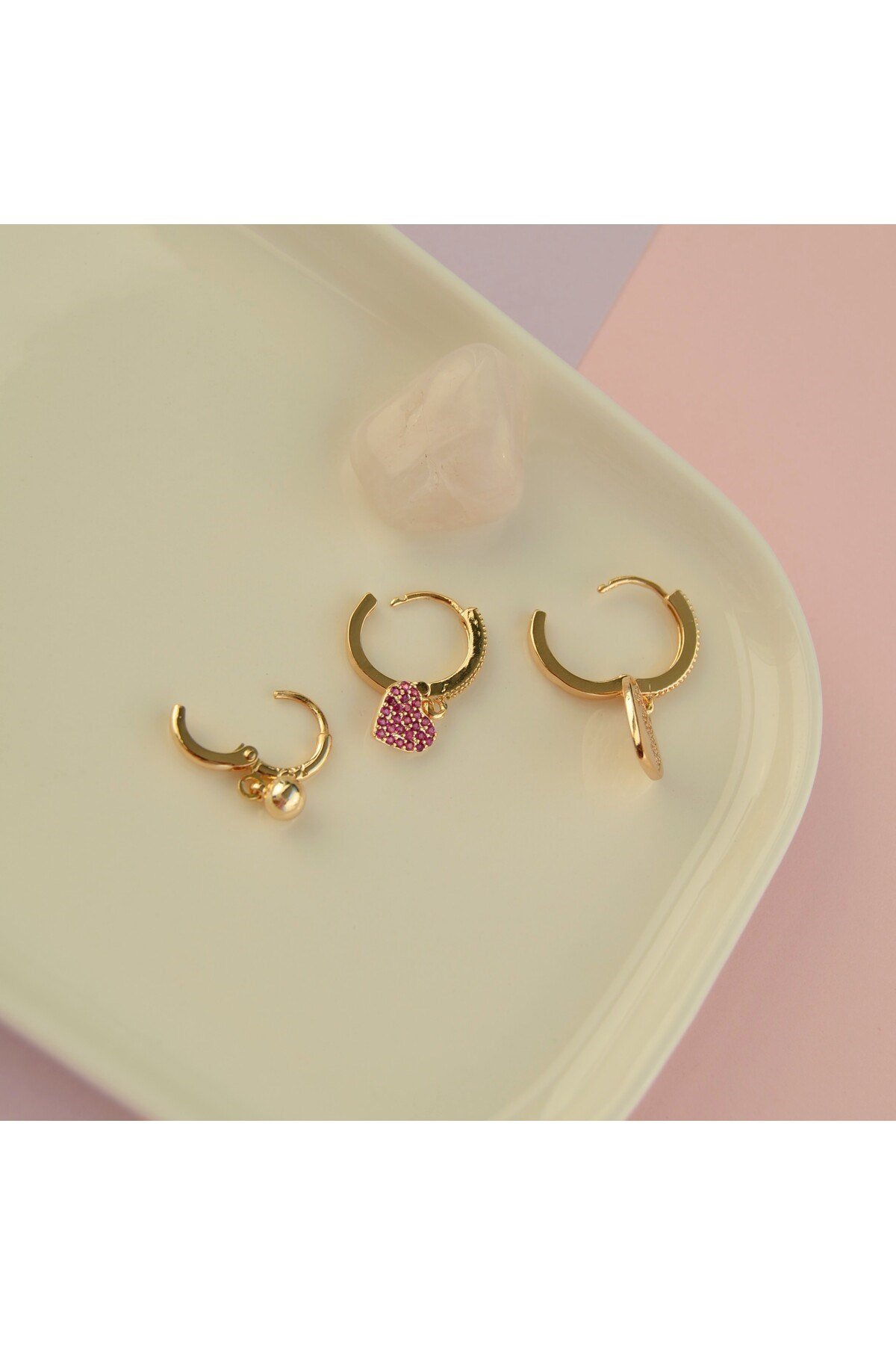 Fuşya Kalp Temalı 3’lü Küpe Seti – Zirkon Taşlı Kalp, FUN Yazılı Kalp Plaka ve Mini Top Küpe