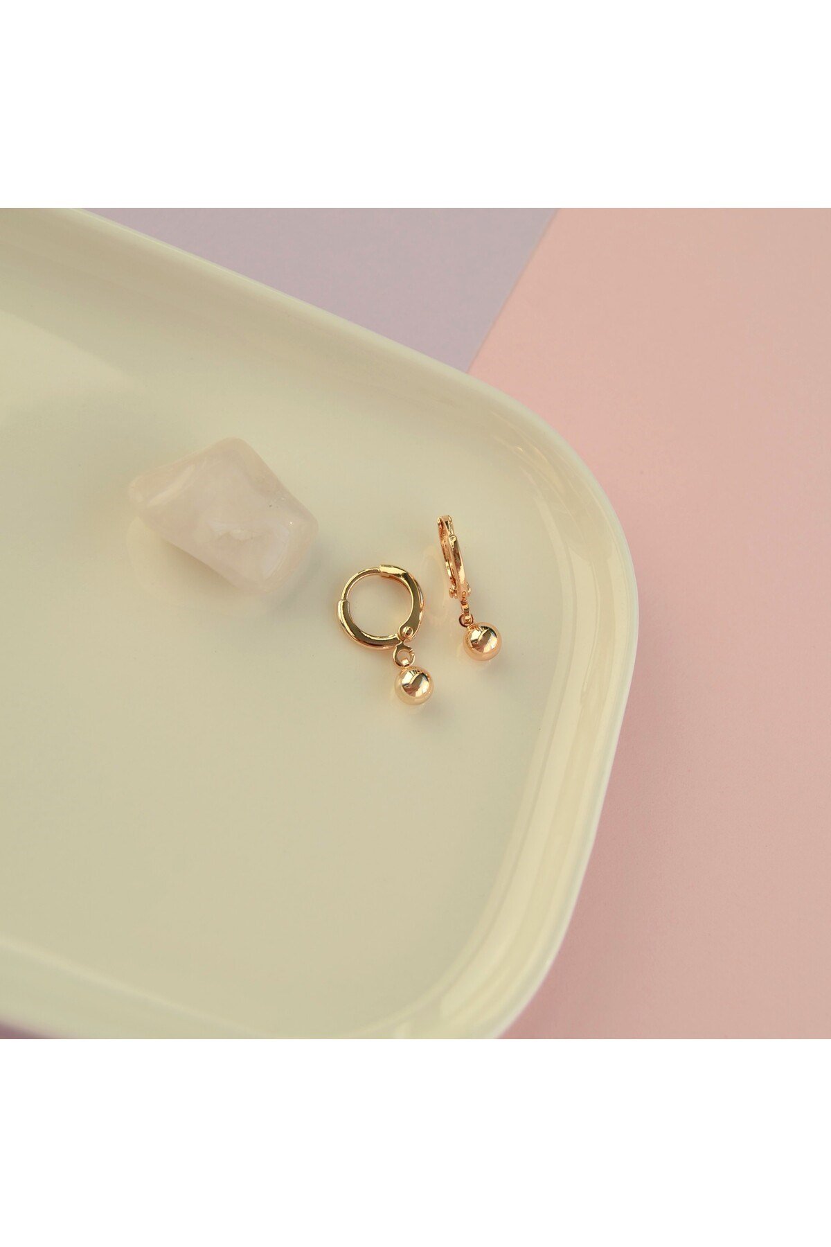 Gold Mini Top Sallantılı Halka Küpe – Minimal Günlük Şık Tasarım
